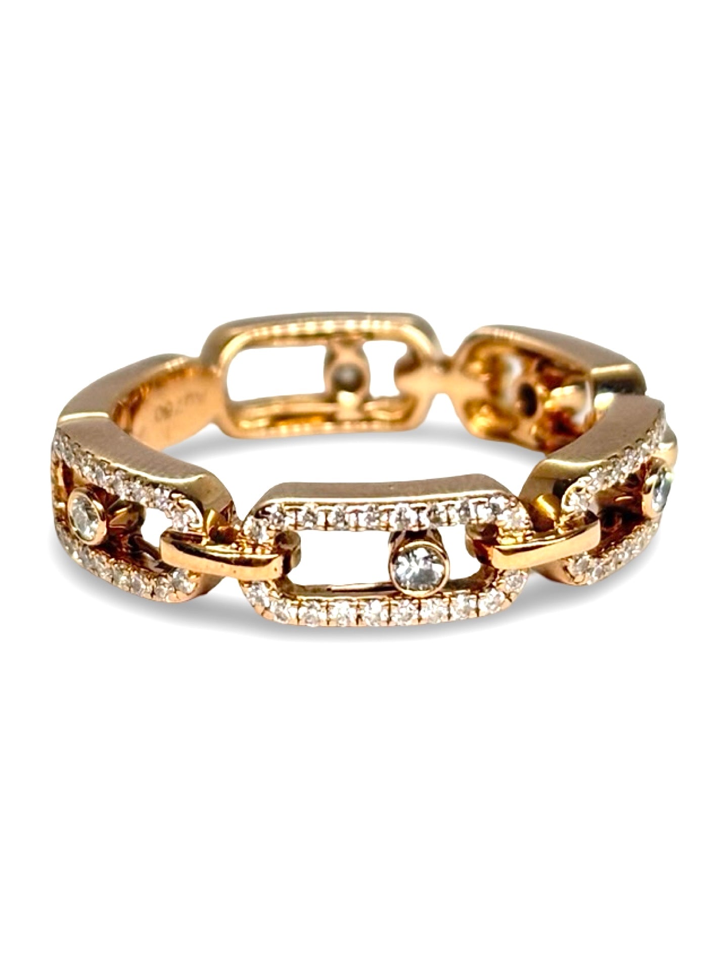 Bague Messika Pavée Move Link en or rose 18 carats sertie de diamants pour un total de 0,43 carat. Ce bijou raffiné séduit par son design contemporain et l’éclat délicat de ses diamants pavés. Élégante et lumineuse, cette bague en or rose incarne le savoir-faire joaillier et s’impose comme un choix idéal pour sublimer une tenue ou offrir un cadeau précieux.