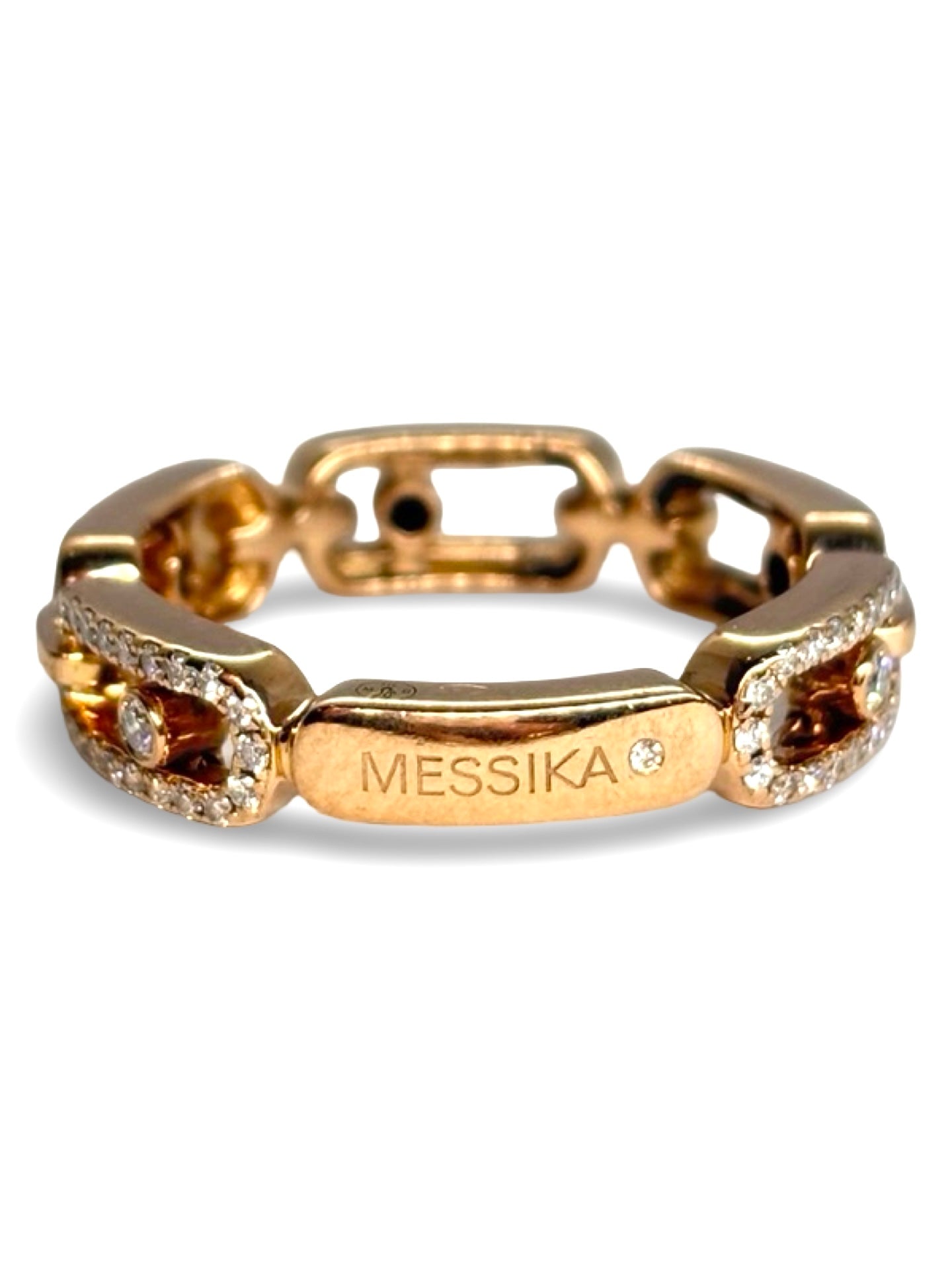 Bague Messika Pavée Move Link en or rose 18 carats sertie de diamants pour un total de 0,43 carat. Ce bijou raffiné séduit par son design contemporain et l’éclat délicat de ses diamants pavés. Élégante et lumineuse, cette bague en or rose incarne le savoir-faire joaillier et s’impose comme un choix idéal pour sublimer une tenue ou offrir un cadeau précieux.