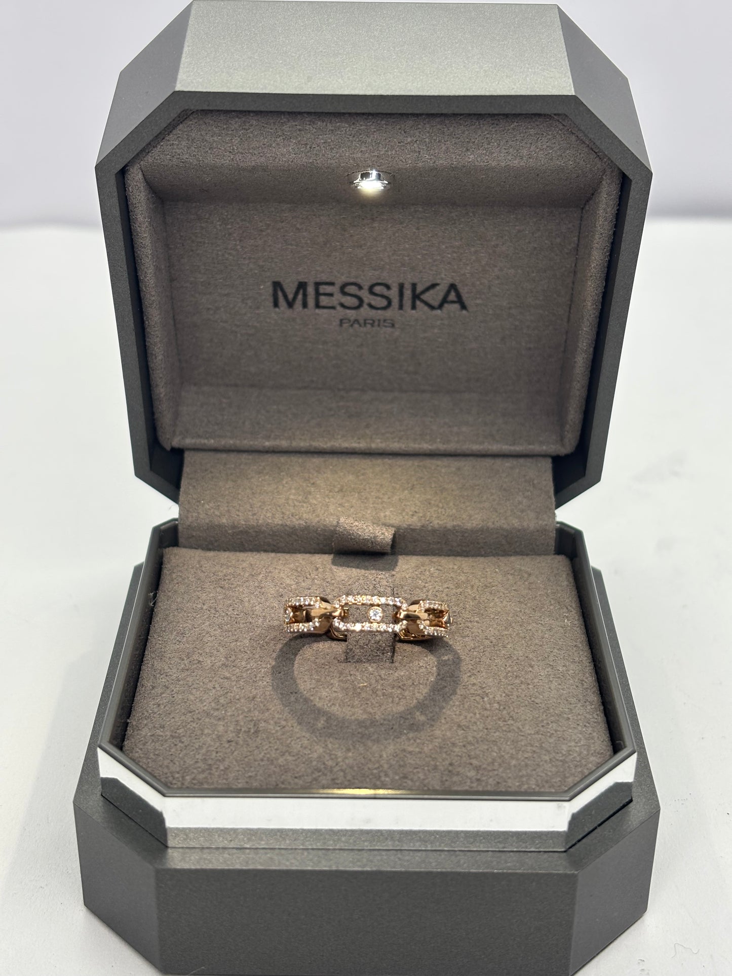 Bague Messika Pavée Move Link en or rose 18 carats sertie de diamants pour un total de 0,43 carat. Ce bijou raffiné séduit par son design contemporain et l’éclat délicat de ses diamants pavés. Élégante et lumineuse, cette bague en or rose incarne le savoir-faire joaillier et s’impose comme un choix idéal pour sublimer une tenue ou offrir un cadeau précieux.