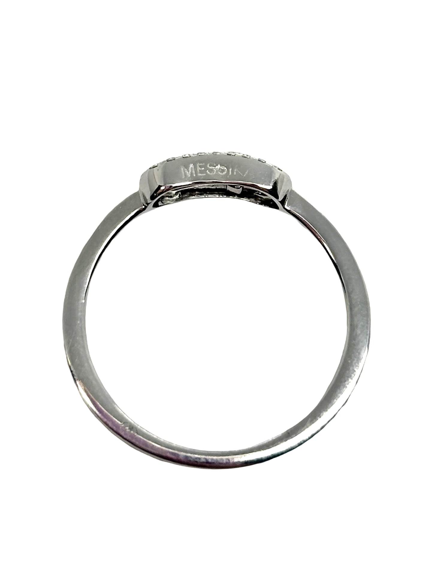 Bague Messika Move Uno en or blanc 18K sertie de diamants totalisant 0,15 ct. Cette bague de joaillerie signée Messika associe l’élégance de l’or blanc 18 carats à l’éclat délicat des diamants. Inspirée du célèbre modèle Move Uno, cette bague diamant séduit par son design contemporain, raffiné et intemporel. Un bijou précieux et élégant, idéal à porter au quotidien ou pour compléter une collection de bijoux en or blanc.
