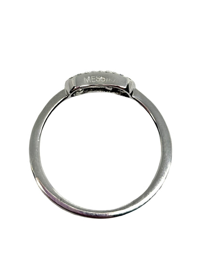 Bague Messika Move Uno en or blanc 18K sertie de diamants totalisant 0,15 ct. Cette bague de joaillerie signée Messika associe l’élégance de l’or blanc 18 carats à l’éclat délicat des diamants. Inspirée du célèbre modèle Move Uno, cette bague diamant séduit par son design contemporain, raffiné et intemporel. Un bijou précieux et élégant, idéal à porter au quotidien ou pour compléter une collection de bijoux en or blanc.
