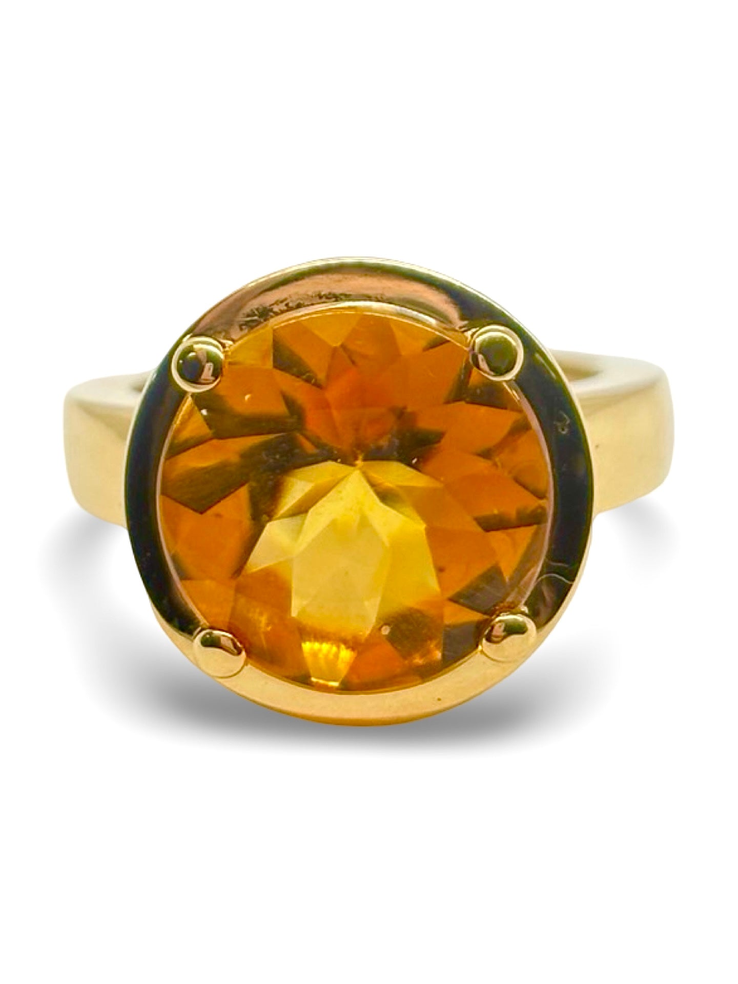 Bague en or jaune sertie d’une citrine éclatante, au design élégant et raffiné. Parfaite pour apporter une touche de couleur et de sophistication à toute tenue, cette bague allie finesse et luminosité. Idéale pour un cadeau ou pour sublimer le style au quotidien avec une pierre naturelle brillante et raffinée.