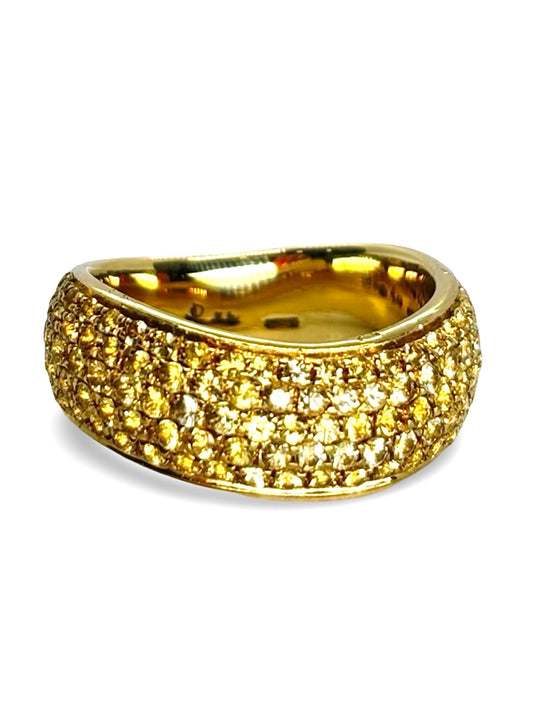 Bague mouvementée en or jaune signée Pomellato, bijou de joaillerie au design articulé et moderne. Anneau en or jaune poli offrant un effet dynamique et élégant, caractéristique du savoir-faire italien. Cette bague de luxe séduit par ses volumes mobiles, son confort au porté et son style contemporain. Bijou en or jaune raffiné, idéal pour collection, cadeau précieux ou pièce signature intemporelle.