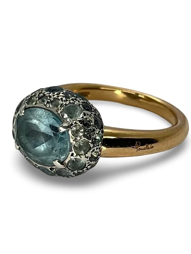 Bague Pomellato en or rose délicatement sertie d’une topaze lumineuse. Ce bijou allie l’élégance moderne à la douceur de l’or rose et à la fraîcheur de la pierre précieuse. Une création raffinée signée Pomellato, parfaite pour apporter une touche de couleur et de sophistication à votre collection de bijoux. 