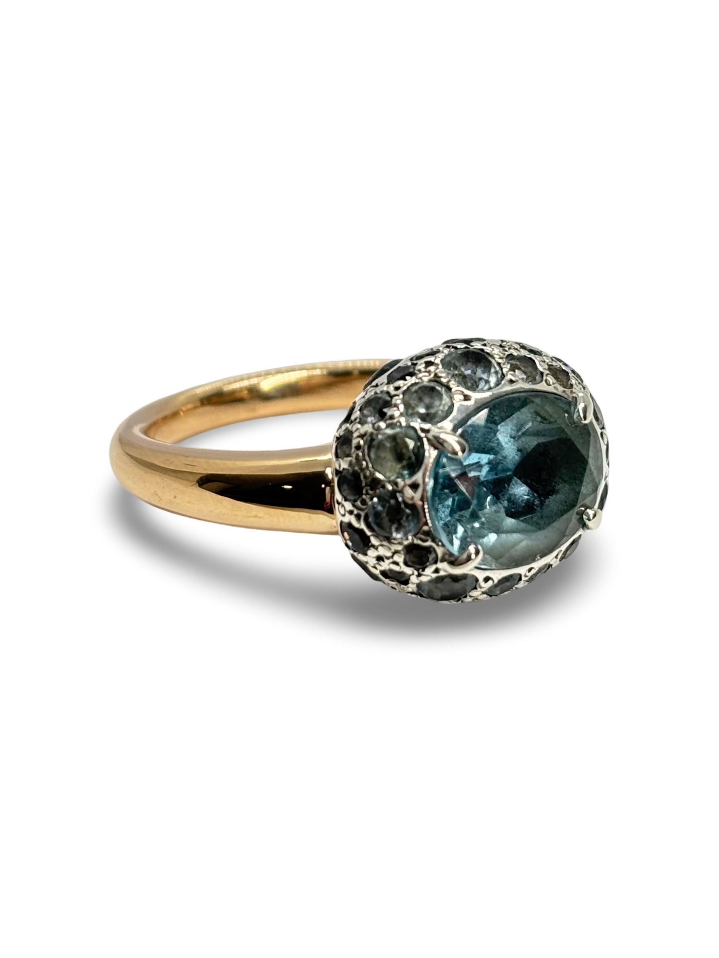 Élégante bague Pomellato en or rose, sublimée par une éclatante topaze. Une création raffinée et intemporelle qui allie élégance et couleur délicate, idéale pour sublimer toutes les tenues ou offrir un cadeau précieux. Bijou de joaillerie d’exception reflétant le savoir-faire Pomellato.