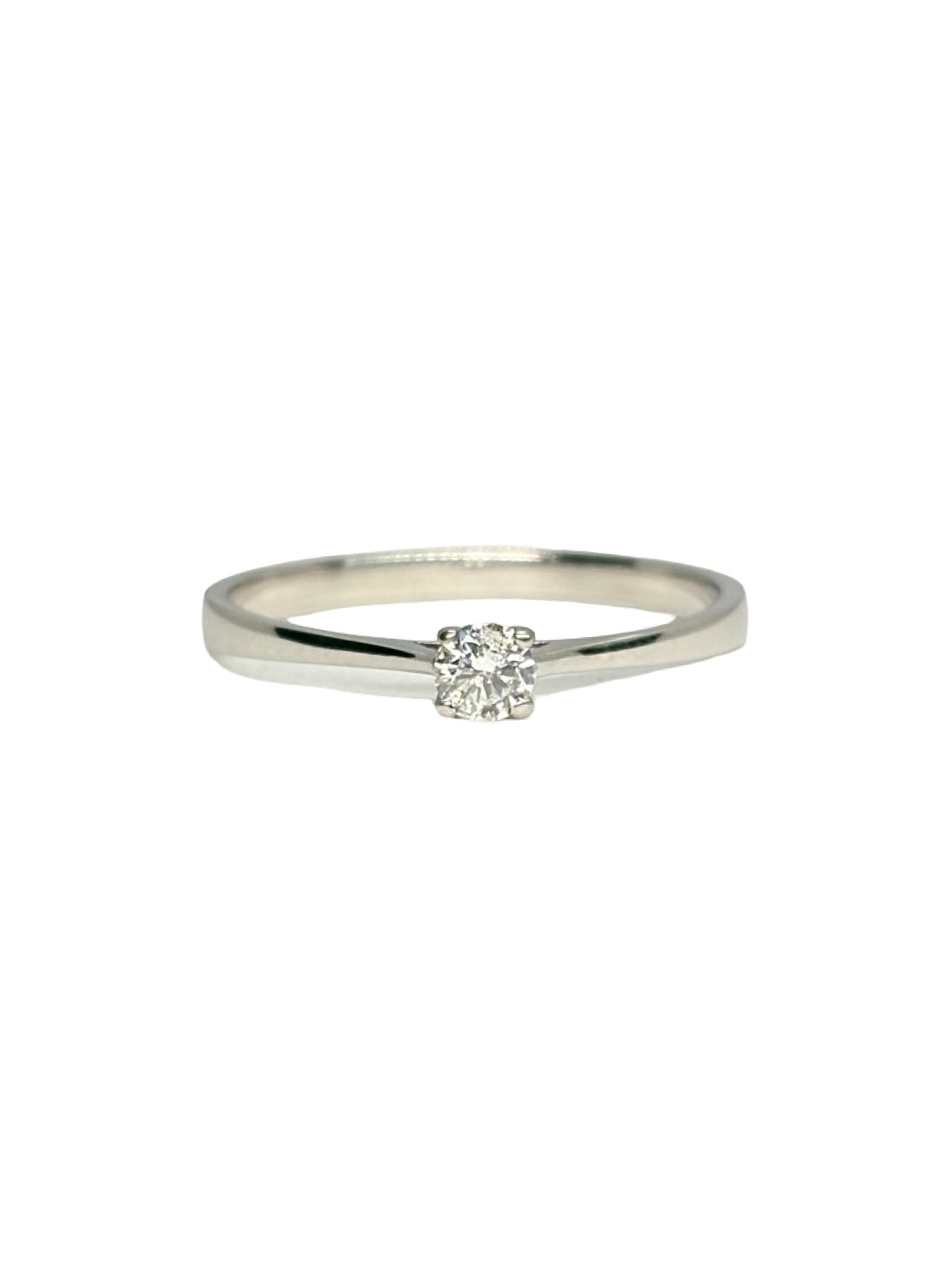 Bague solitaire en or blanc 18K (750/1000) sublimée par un diamant naturel de 0,16 carat. Ce bijou de mariage au design intemporel et élégant met en valeur la brillance d'une pierre centrale étincelante sur une monture fine en or blanc raffinée. Idéale comme bague de fiançailles ou cadeau d'anniversaire précieux pour femme, ce solitaire diamant 0,16 ct incarne le savoir-faire de la joaillerie fine. Un anneau d'exception moderne et lumineux pour marquer un moment inoubliable avec élégance.