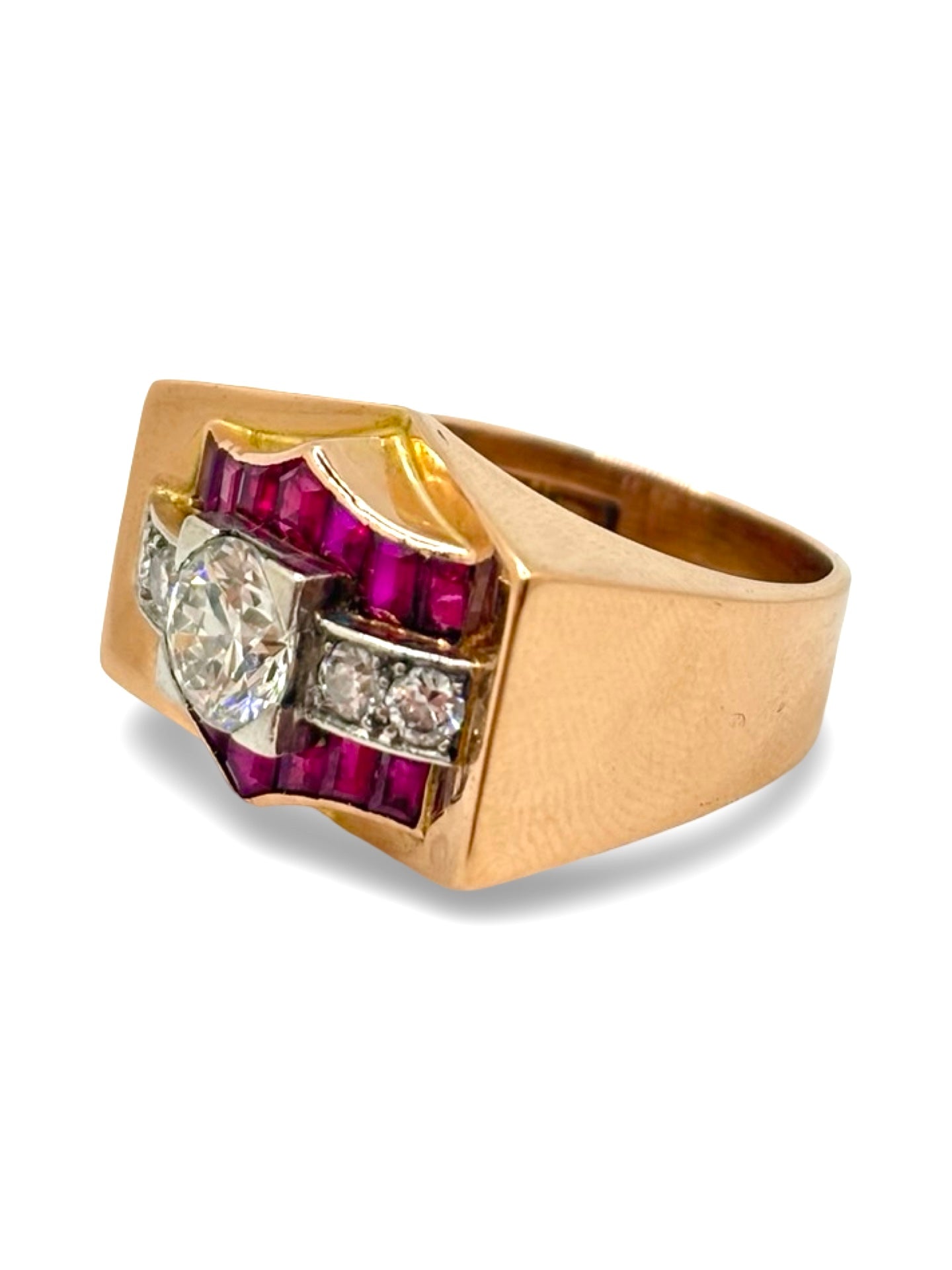 Bague Tank en or rose au design architectural, sertie de diamants totalisant 1,2 carat et d’un rubis de 0,50 carat. Ce bijou ancien allie lignes géométriques emblématiques du style Tank et pierres précieuses de qualité. Une bague élégante et structurée, idéale pour les amateurs de joaillerie vintage et de pièces de caractère.