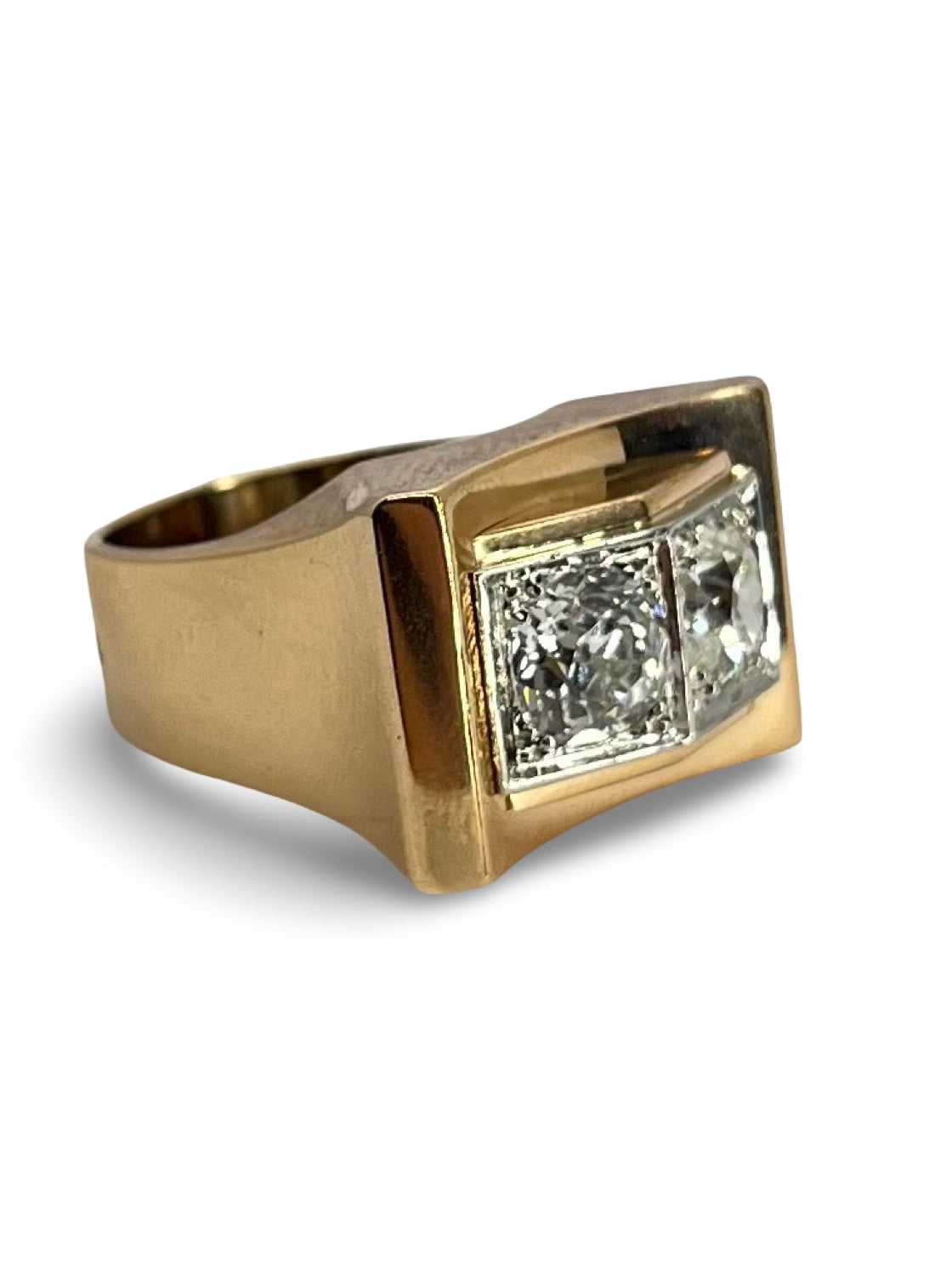 Bague vintage Tank en or rose, élégamment sertie de diamants totalisant 1,80 carat. Ce bijou raffiné allie charme rétro et éclat moderne, idéal pour sublimer toutes vos tenues. Une création intemporelle qui reflète l’excellence du savoir-faire joaillier et l’élégance discrète de l’or rose.