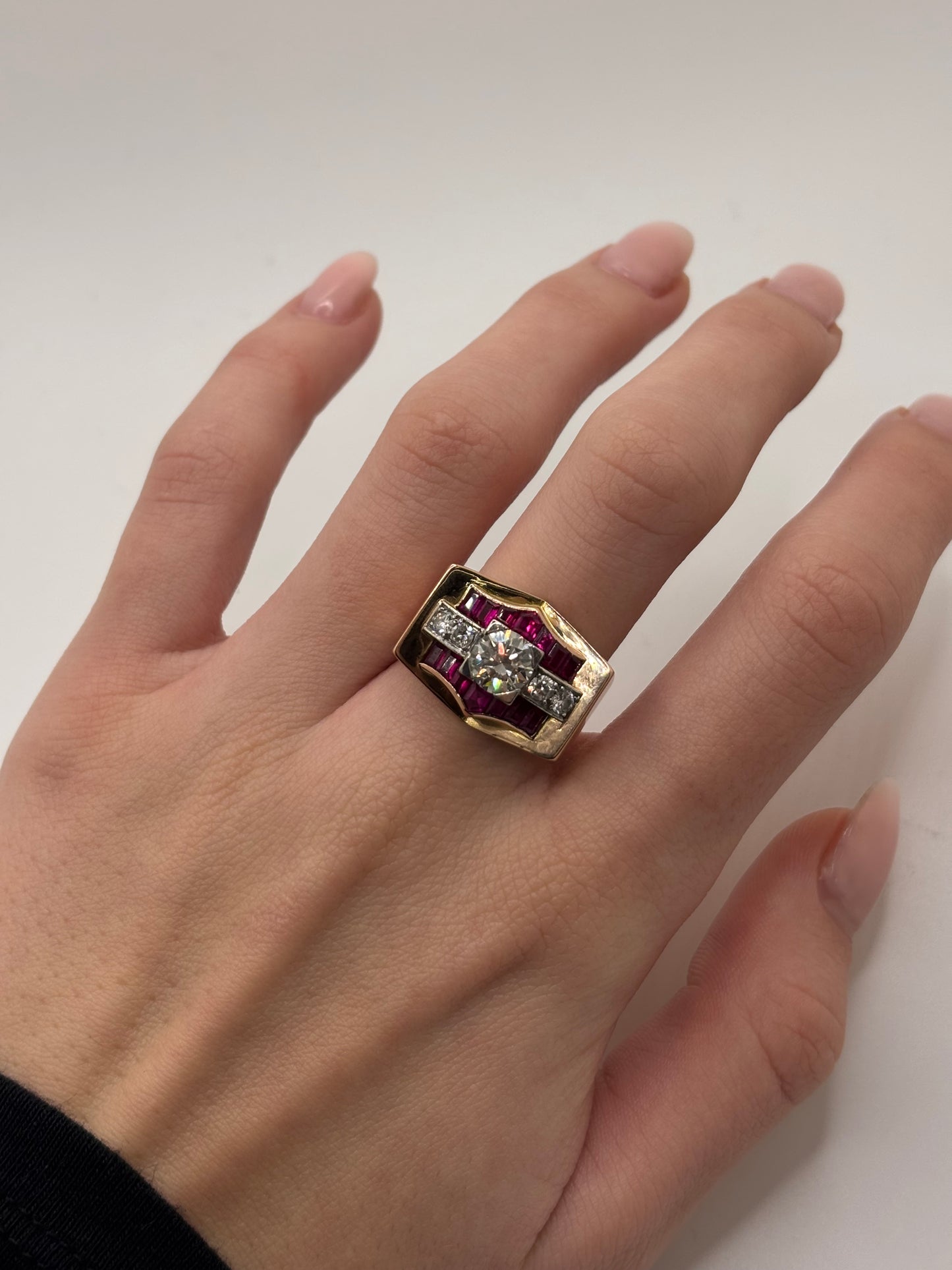 Bague Tank en or rose au design architectural, sertie de diamants totalisant 1,2 carat et d’un rubis de 0,50 carat. Ce bijou ancien allie lignes géométriques emblématiques du style Tank et pierres précieuses de qualité. Une bague élégante et structurée, idéale pour les amateurs de joaillerie vintage et de pièces de caractère.