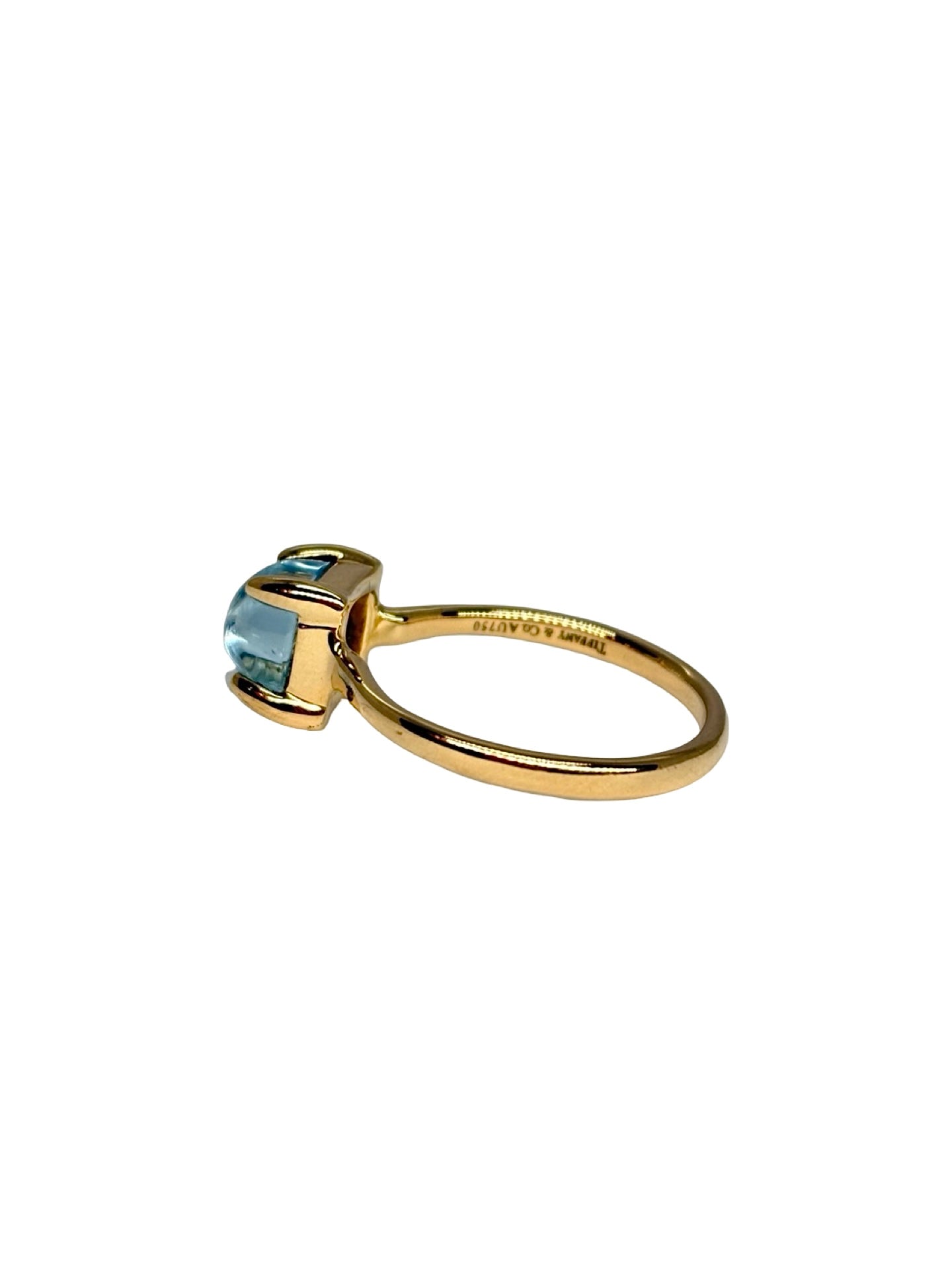 Bague Tiffany & Co de la collection Paloma Picasso en or jaune 18K (750‰), création emblématique au design élégant et intemporel. Imaginée par la célèbre créatrice Paloma Picasso, cette bague met en valeur l'éclat chaleureux de l'or jaune 18 carats et le savoir-faire joaillier de Tiffany & Co. Idéale à porter au quotidien ou pour une occasion spéciale, elle apporte une touche de sophistication à chaque tenue. Un bijou iconique alliant élégance, raffinement et héritage joaillier.
