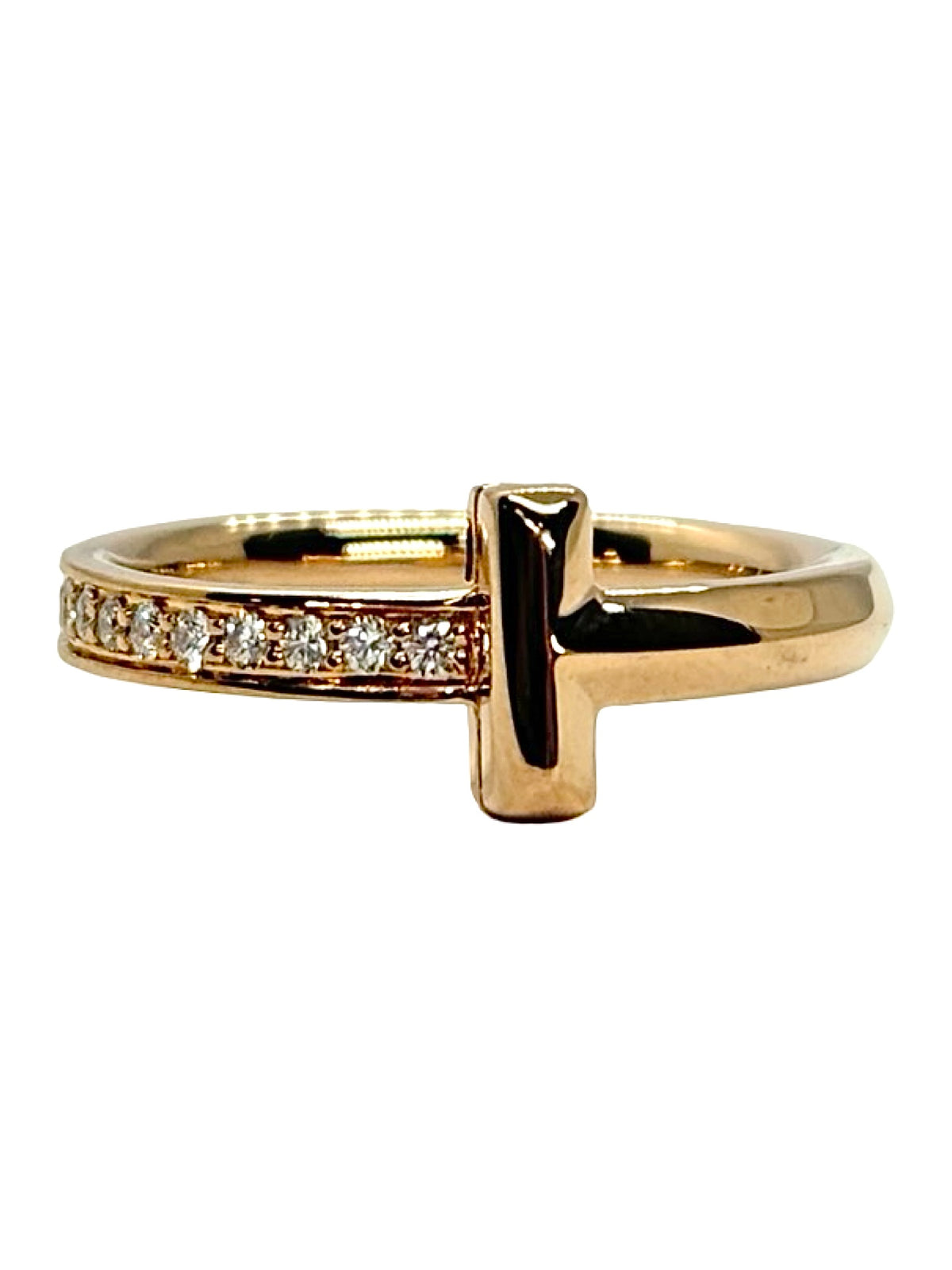 Bague Tiffany & Co modèle Tiffany T en or rose 18K, élégante et contemporaine, ornée de diamants d’un poids total de 0,08 ct. Cette bague de joaillerie signée Tiffany & Co séduit par son design emblématique Tiffany T, ses lignes raffinées et son éclat délicat. Un bijou en or rose 18 carats idéal pour une allure chic et moderne, à porter au quotidien ou pour une occasion spéciale. Bague de luxe, bijou Tiffany & Co et pièce intemporelle.