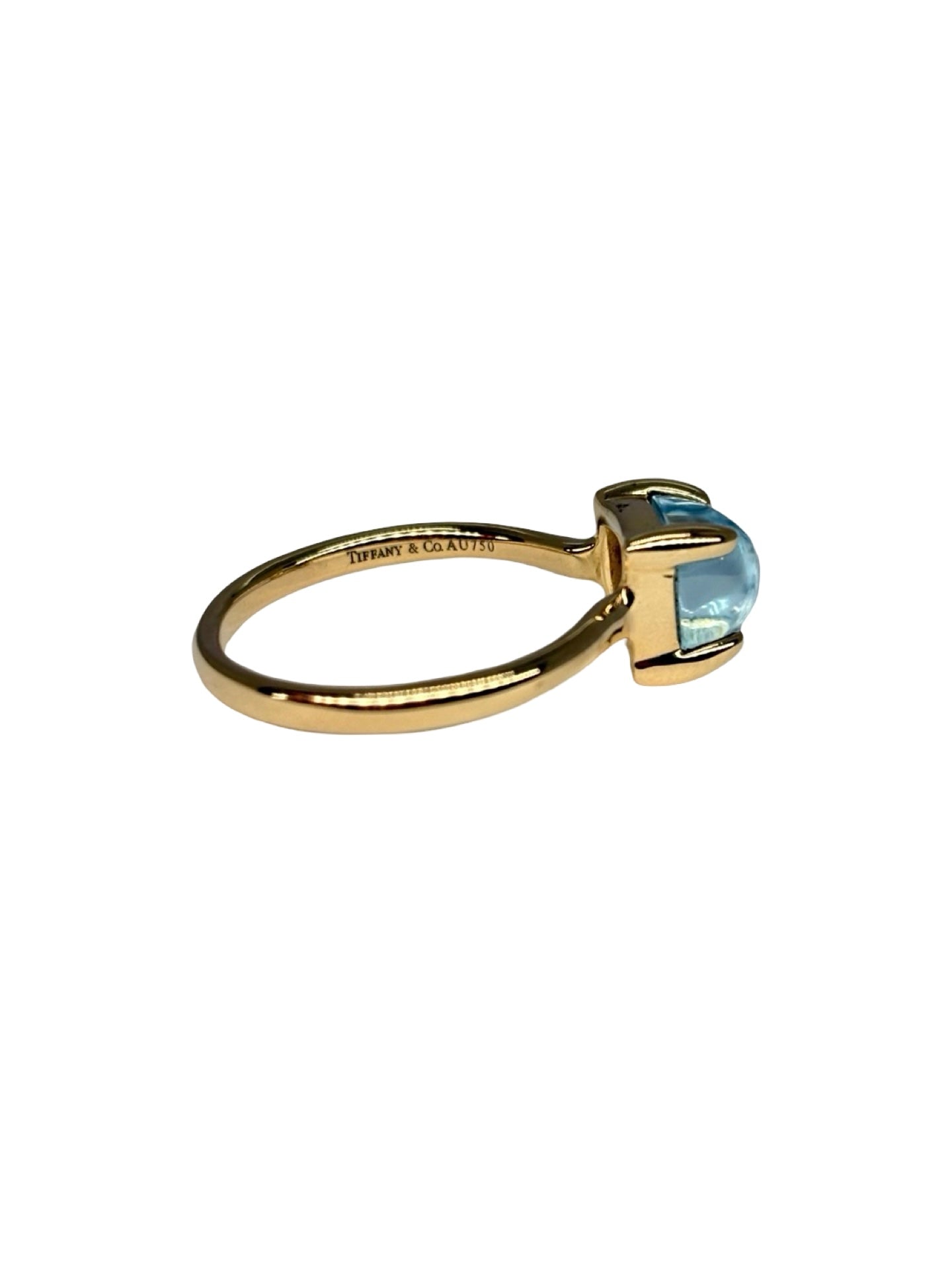 Bague Tiffany & Co de la collection Paloma Picasso en or jaune 18K (750‰), création emblématique au design élégant et intemporel. Imaginée par la célèbre créatrice Paloma Picasso, cette bague met en valeur l'éclat chaleureux de l'or jaune 18 carats et le savoir-faire joaillier de Tiffany & Co. Idéale à porter au quotidien ou pour une occasion spéciale, elle apporte une touche de sophistication à chaque tenue. Un bijou iconique alliant élégance, raffinement et héritage joaillier.