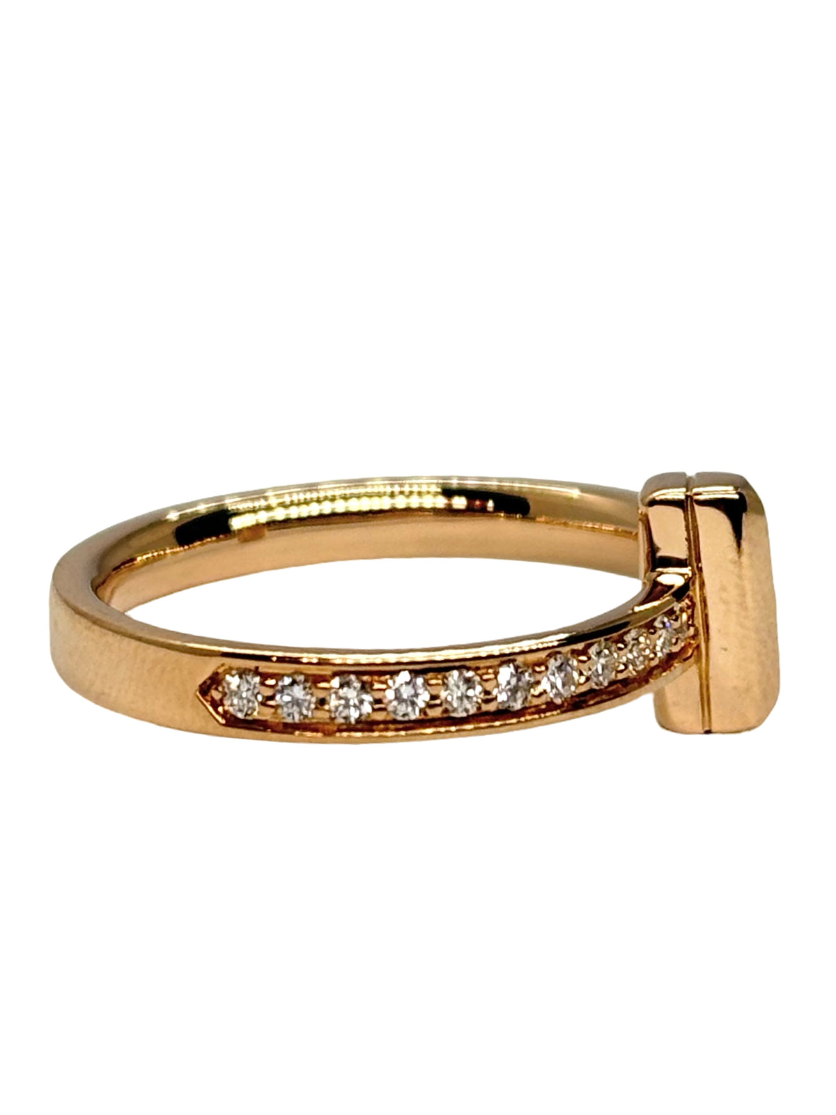 Bague Tiffany & Co modèle Tiffany T en or rose 18K, élégante et contemporaine, ornée de diamants d’un poids total de 0,08 ct. Cette bague de joaillerie signée Tiffany & Co séduit par son design emblématique Tiffany T, ses lignes raffinées et son éclat délicat. Un bijou en or rose 18 carats idéal pour une allure chic et moderne, à porter au quotidien ou pour une occasion spéciale. Bague de luxe, bijou Tiffany & Co et pièce intemporelle.