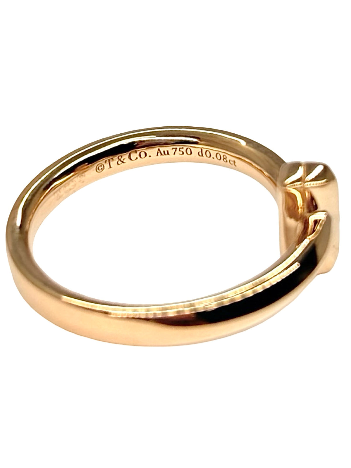 Bague Tiffany & Co modèle Tiffany T en or rose 18K, élégante et contemporaine, ornée de diamants d’un poids total de 0,08 ct. Cette bague de joaillerie signée Tiffany & Co séduit par son design emblématique Tiffany T, ses lignes raffinées et son éclat délicat. Un bijou en or rose 18 carats idéal pour une allure chic et moderne, à porter au quotidien ou pour une occasion spéciale. Bague de luxe, bijou Tiffany & Co et pièce intemporelle.