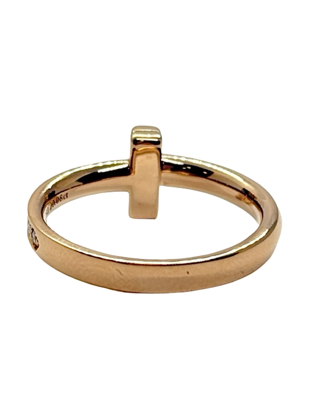 Bague Tiffany & Co modèle Tiffany T en or rose 18K, élégante et contemporaine, ornée de diamants d’un poids total de 0,08 ct. Cette bague de joaillerie signée Tiffany & Co séduit par son design emblématique Tiffany T, ses lignes raffinées et son éclat délicat. Un bijou en or rose 18 carats idéal pour une allure chic et moderne, à porter au quotidien ou pour une occasion spéciale. Bague de luxe, bijou Tiffany & Co et pièce intemporelle.