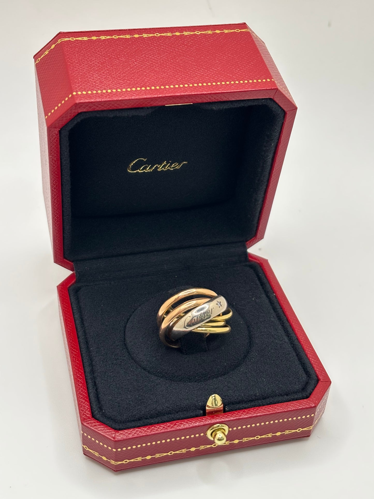 Icône de l'élégance intemporelle, la bague Trinity Cartier 6 anneaux se distingue par l’harmonie de ses trois ors : jaune, blanc et rose. Ce modèle unique revisite le classique avec six anneaux entrelacés, symbole d’unité et d’amour éternel. Conçue par Cartier, maison de haute joaillerie, cette création raffinée séduit par son design emblématique et son éclat inimitable.