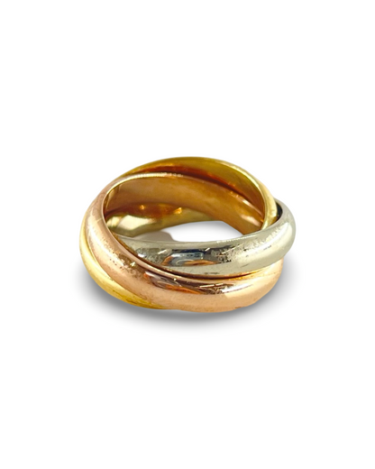 La Bague Trinity de Cartier est un bijou emblématique alliant élégance et raffinement. Composée de trois anneaux entrelacés en or jaune, blanc et rose, cette bague symbolise l’amour, l’amitié et la fidélité. Que ce soit pour un cadeau ou pour sublimer votre style, la Bague Trinity de Cartier est un choix d’exception, associant prestige et savoir-faire artisanal. 