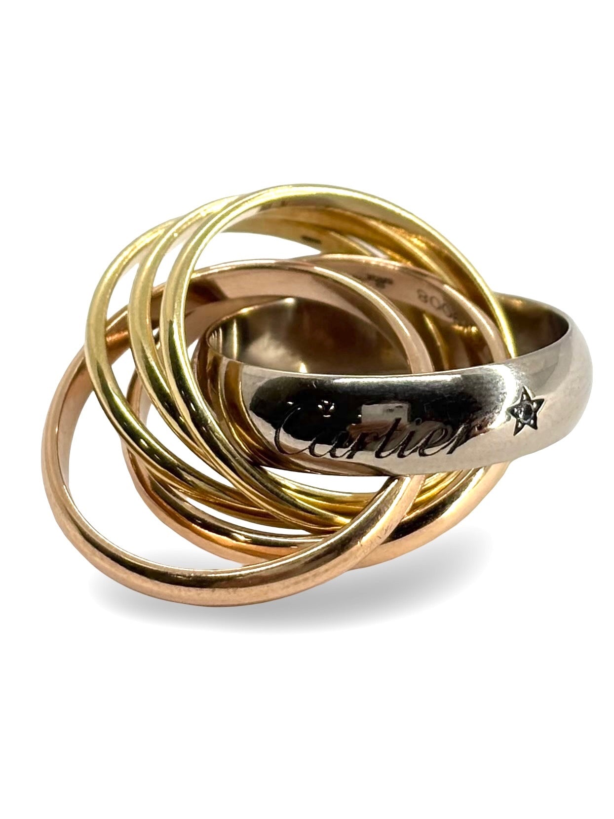 Icône de l'élégance intemporelle, la bague Trinity Cartier 6 anneaux se distingue par l’harmonie de ses trois ors : jaune, blanc et rose. Ce modèle unique revisite le classique avec six anneaux entrelacés, symbole d’unité et d’amour éternel. Conçue par Cartier, maison de haute joaillerie, cette création raffinée séduit par son design emblématique et son éclat inimitable.