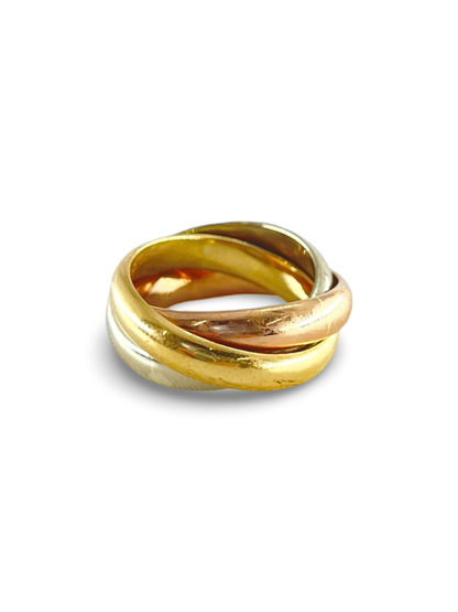 La Bague Trinity de Cartier est un bijou emblématique alliant élégance et raffinement. Composée de trois anneaux entrelacés en or jaune, blanc et rose, cette bague symbolise l’amour, l’amitié et la fidélité. Que ce soit pour un cadeau ou pour sublimer votre style, la Bague Trinity de Cartier est un choix d’exception, associant prestige et savoir-faire artisanal. 