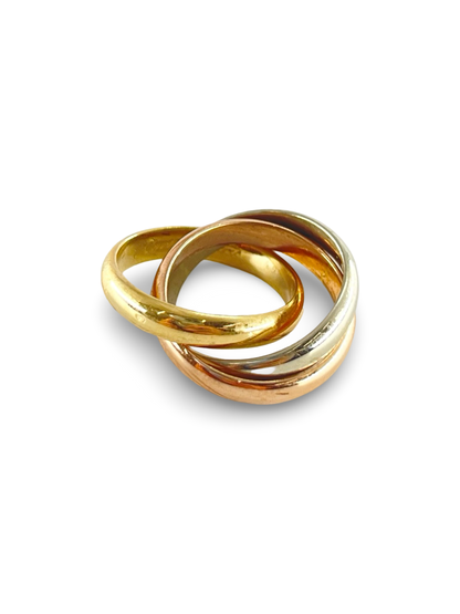 La Bague Trinity de Cartier est un bijou emblématique alliant élégance et raffinement. Composée de trois anneaux entrelacés en or jaune, blanc et rose, cette bague symbolise l’amour, l’amitié et la fidélité. Que ce soit pour un cadeau ou pour sublimer votre style, la Bague Trinity de Cartier est un choix d’exception, associant prestige et savoir-faire artisanal. 