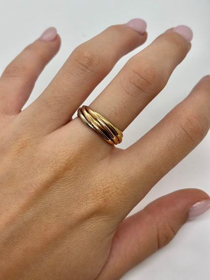 Bague Cartier Trinity Semainier en or 18 carats composée de plusieurs anneaux entrelacés au design iconique. Ce bijou de luxe allie élégance, symbolisme et savoir-faire joaillier. Appréciée pour ses lignes intemporelles et son style raffiné, cette bague Trinity Semainier constitue une pièce emblématique de la maison Cartier.