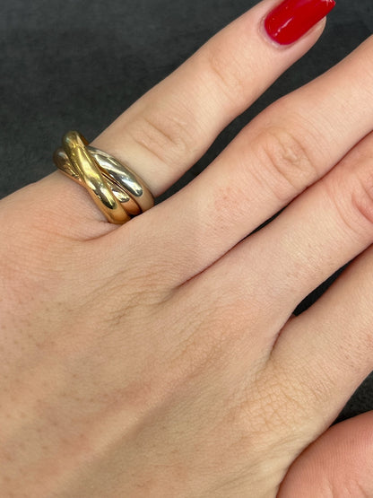 La Bague Trinity de Cartier est un bijou emblématique alliant élégance et raffinement. Composée de trois anneaux entrelacés en or jaune, blanc et rose, cette bague symbolise l’amour, l’amitié et la fidélité. Que ce soit pour un cadeau ou pour sublimer votre style, la Bague Trinity de Cartier est un choix d’exception, associant prestige et savoir-faire artisanal. 