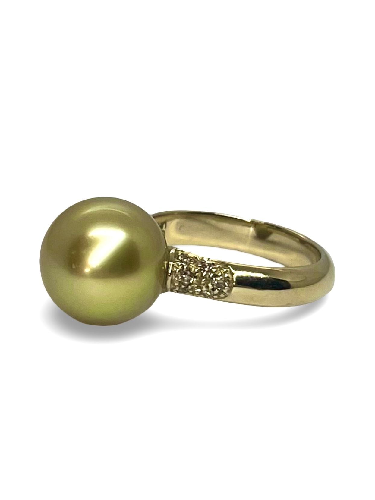 Cette bague signée Utopia sublime l’élégance naturelle d’une perle lumineuse, rehaussée par la brillance délicate de diamants finement sertis. Raffinée et féminine, elle incarne à la fois la modernité et la tradition joaillière italienne. Un bijou d’exception, parfait pour célébrer les instants précieux avec distinction et poésie.