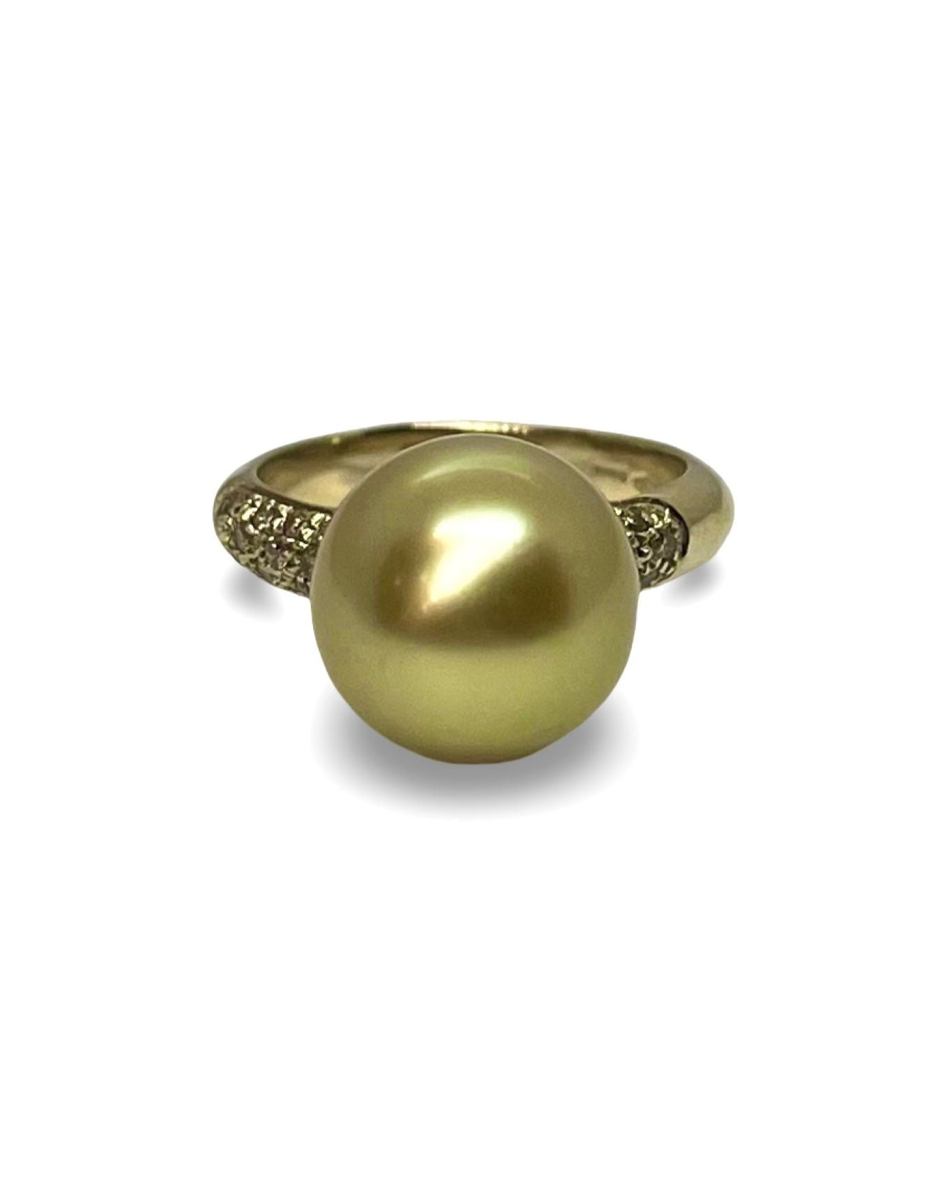 Cette bague signée Utopia sublime l’élégance naturelle d’une perle lumineuse, rehaussée par la brillance délicate de diamants finement sertis. Raffinée et féminine, elle incarne à la fois la modernité et la tradition joaillière italienne. Un bijou d’exception, parfait pour célébrer les instants précieux avec distinction et poésie.