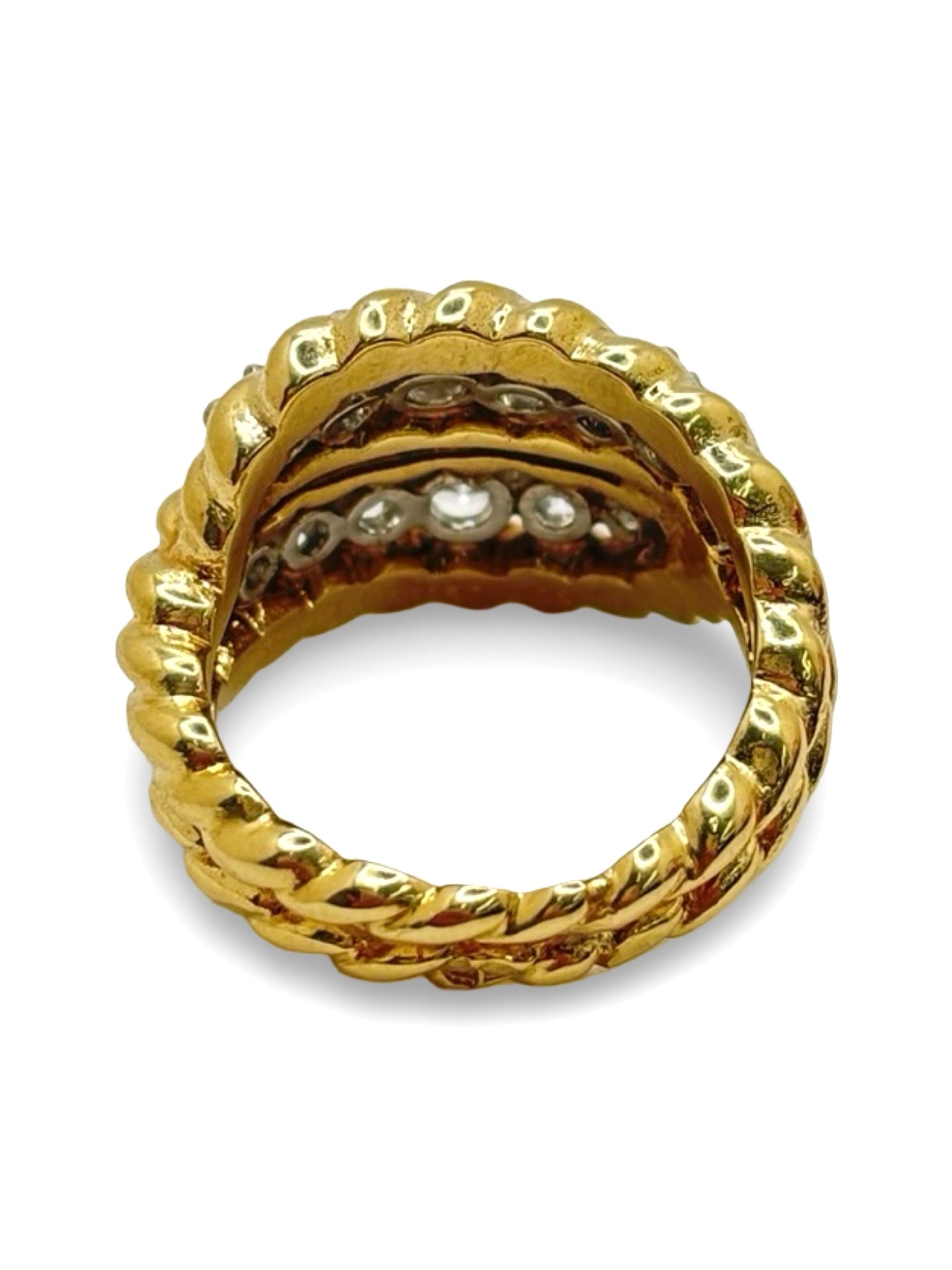 Bague signée Van Cleef & Arpels en or jaune 18K sertie de diamants totalisant environ 1 carat. Cette création joaillière élégante associe l’éclat chaleureux de l’or jaune à la brillance intemporelle des diamants. Bijou de luxe raffiné, idéal pour une occasion spéciale, une collection de haute joaillerie ou un cadeau précieux. Design intemporel et finitions soignées caractéristiques du savoir-faire de la maison Van Cleef & Arpels.