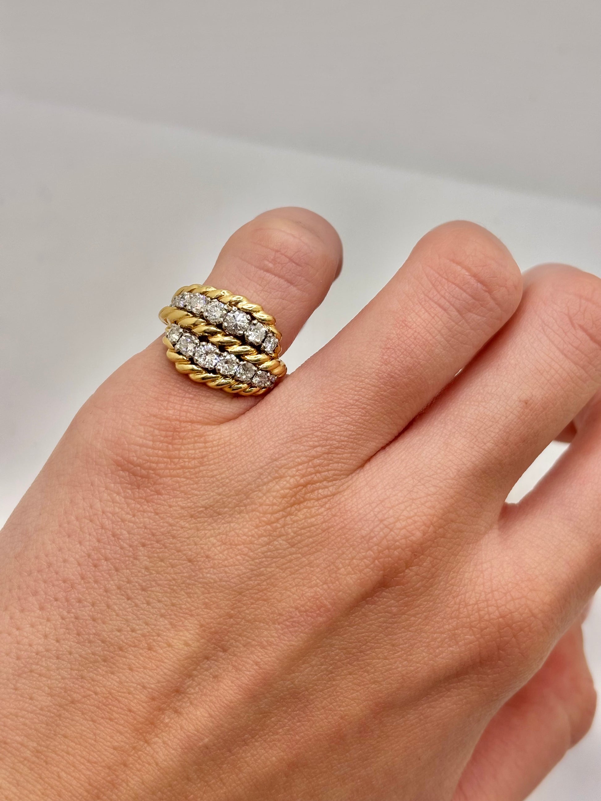 Bague signée Van Cleef & Arpels en or jaune 18K sertie de diamants totalisant environ 1 carat. Cette création joaillière élégante associe l’éclat chaleureux de l’or jaune à la brillance intemporelle des diamants. Bijou de luxe raffiné, idéal pour une occasion spéciale, une collection de haute joaillerie ou un cadeau précieux. Design intemporel et finitions soignées caractéristiques du savoir-faire de la maison Van Cleef & Arpels.