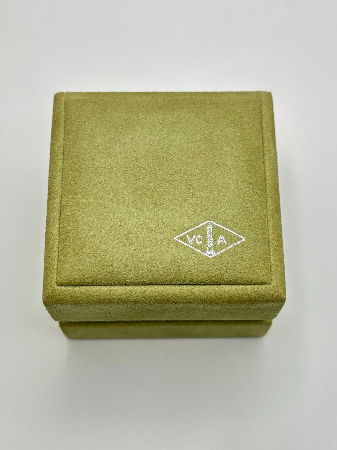 Bague signée Van Cleef & Arpels en or jaune 18K sertie de diamants totalisant environ 1 carat. Cette création joaillière élégante associe l’éclat chaleureux de l’or jaune à la brillance intemporelle des diamants. Bijou de luxe raffiné, idéal pour une occasion spéciale, une collection de haute joaillerie ou un cadeau précieux. Design intemporel et finitions soignées caractéristiques du savoir-faire de la maison Van Cleef & Arpels.
