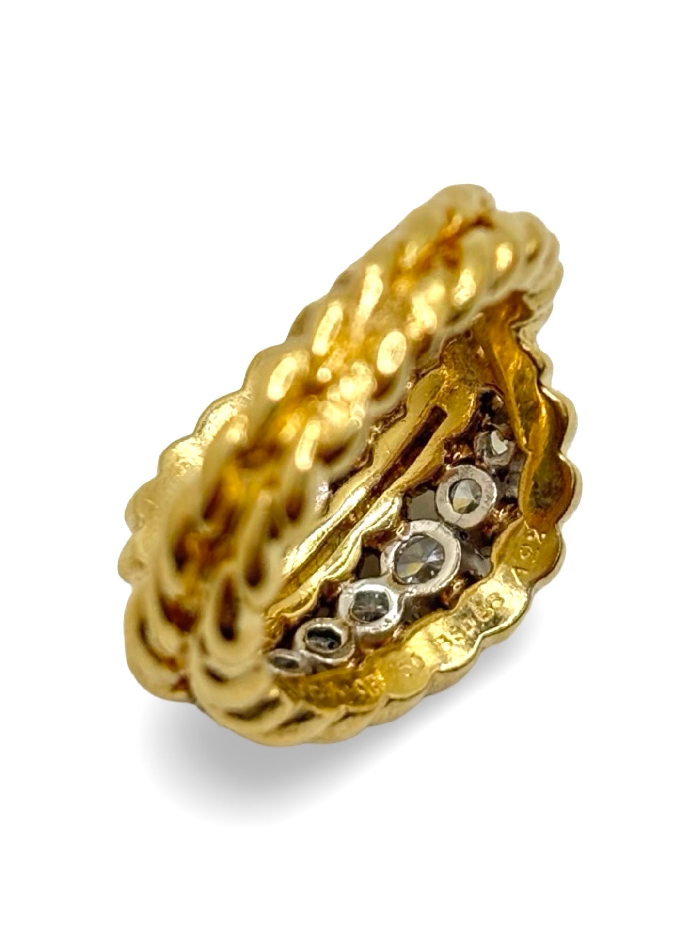 Bague signée Van Cleef & Arpels en or jaune 18K sertie de diamants totalisant environ 1 carat. Cette création joaillière élégante associe l’éclat chaleureux de l’or jaune à la brillance intemporelle des diamants. Bijou de luxe raffiné, idéal pour une occasion spéciale, une collection de haute joaillerie ou un cadeau précieux. Design intemporel et finitions soignées caractéristiques du savoir-faire de la maison Van Cleef & Arpels.
