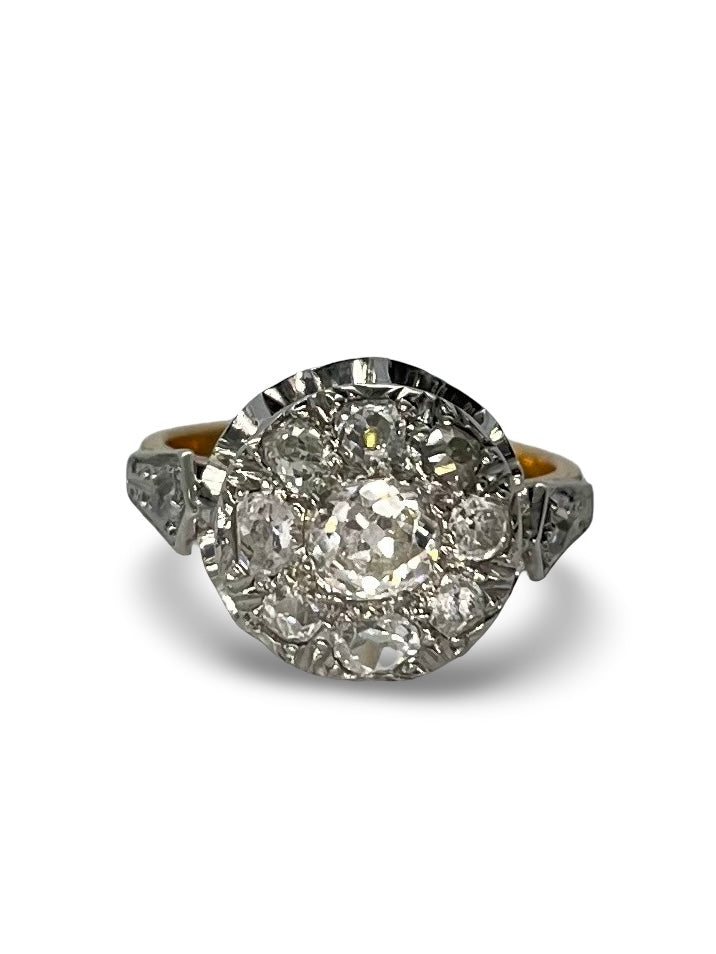 Bague vintage en or jaune et platine, sertie de diamants d’un poids total de 1,1 carat. Ce bijou raffiné allie l’élégance du style ancien à l’éclat des pierres précieuses. Idéal pour sublimer une main avec distinction, ce modèle incarne le charme intemporel et le savoir-faire joaillier.