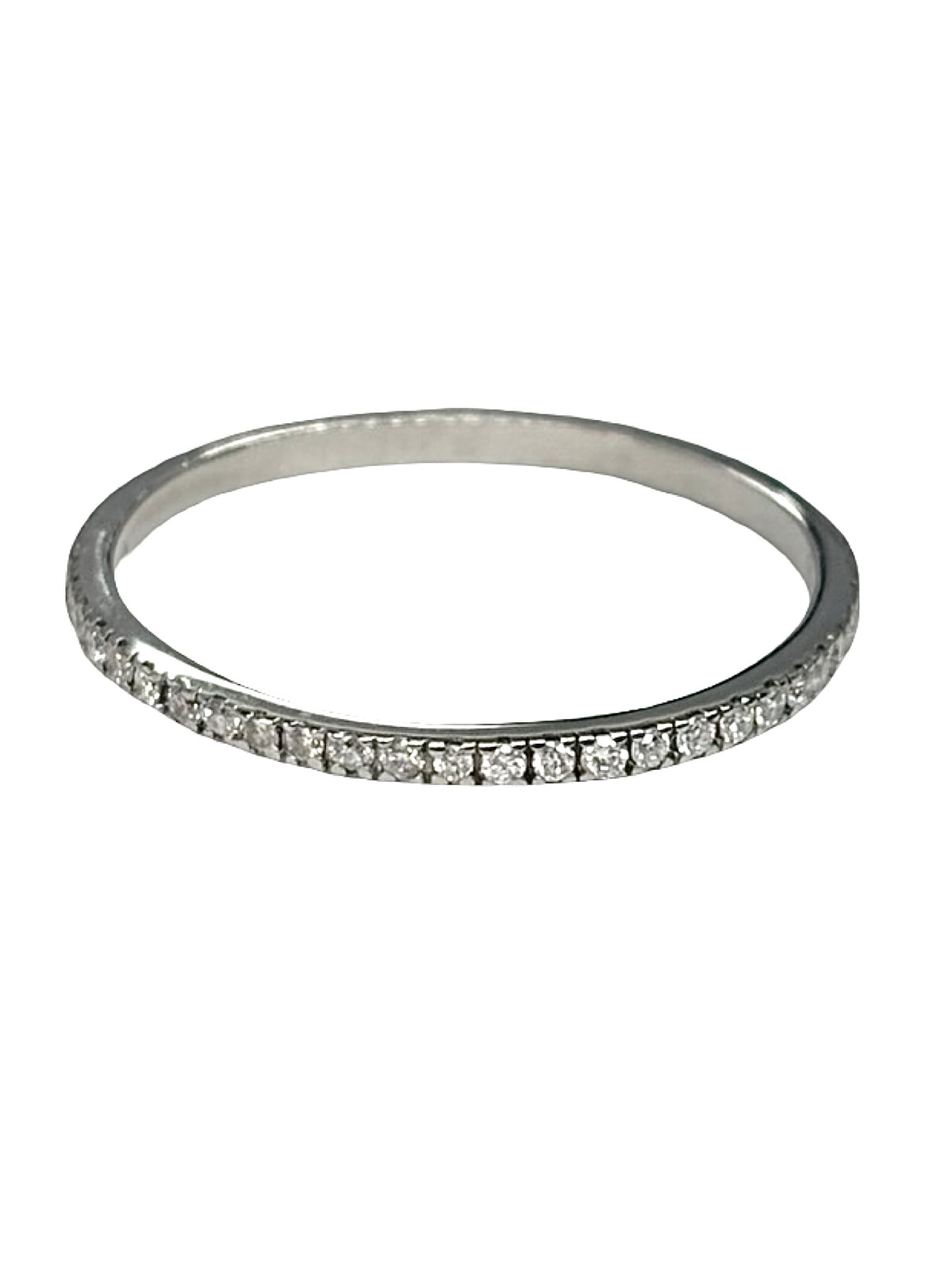 Alliance tour complet Mauboussin en or blanc 18K (750 millièmes), sertie de diamants naturels pour un poids total de 0,25 carat. Cette alliance en diamants séduit par son design raffiné et son éclat délicat, offrant une brillance continue tout autour du doigt. Signée par la maison Mauboussin, cette bague de luxe allie élégance et modernité. Idéale pour célébrer un mariage, un anniversaire ou un moment précieux, cette alliance en or blanc et diamants apporte une touche lumineuse et intemporelle à chaque main
