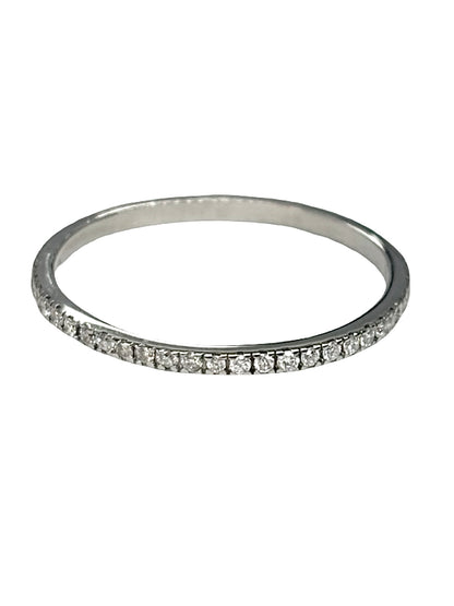 Alliance tour complet Mauboussin en or blanc 18K (750 millièmes), sertie de diamants naturels pour un poids total de 0,25 carat. Cette alliance en diamants séduit par son design raffiné et son éclat délicat, offrant une brillance continue tout autour du doigt. Signée par la maison Mauboussin, cette bague de luxe allie élégance et modernité. Idéale pour célébrer un mariage, un anniversaire ou un moment précieux, cette alliance en or blanc et diamants apporte une touche lumineuse et intemporelle à chaque main