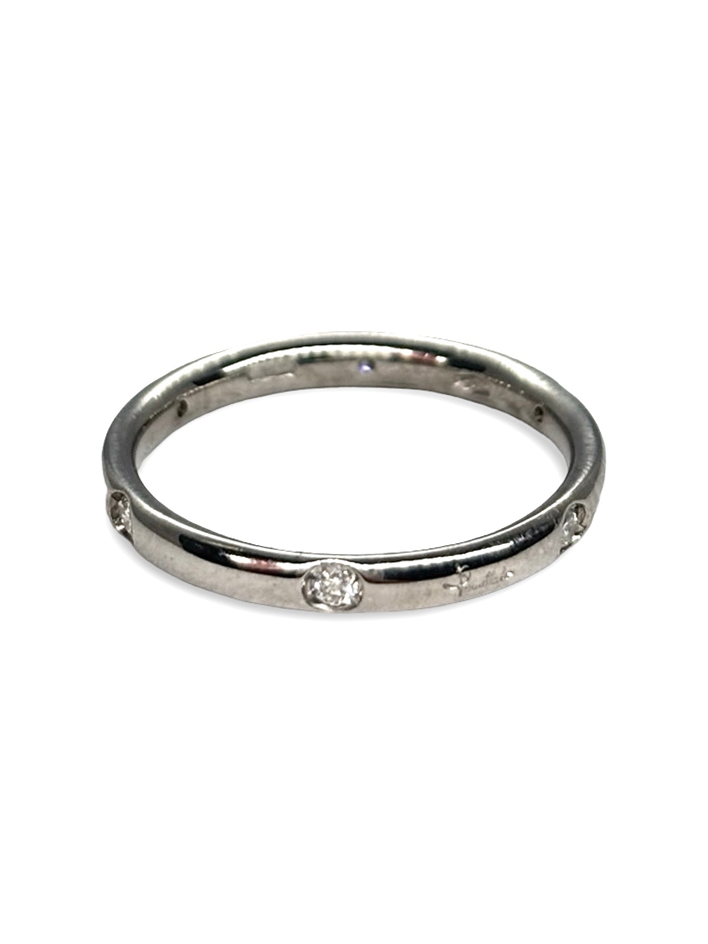 Alliance Pomellato Lucciole en or blanc 18 carats sertie de diamants pour un poids total de 0,13 carat. Cette bague élégante se distingue par son design épuré et contemporain, signature de la collection Lucciole. L’éclat subtil des diamants met en valeur la pureté de l’or blanc, créant un bijou raffiné et intemporel. Idéale pour célébrer un engagement, un anniversaire ou compléter une collection de joaillerie, cette alliance allie sophistication, confort et savoir-faire italien.
