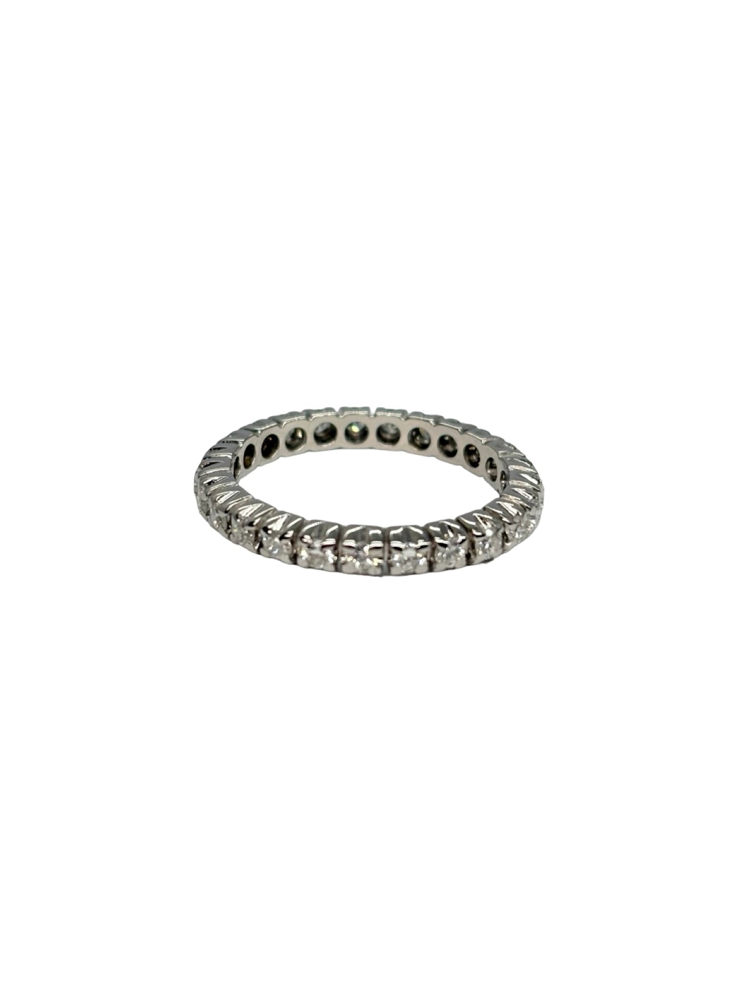 Alliance tour complet en or blanc 18K avec anneau serti de diamants pour un poids total de 0,30 carat. Son tour d'éternité scrupuleusement travaillé offre une brillance continue tout autour du doigt, mettant en valeur l'éclat pur des pierres et la finesse de la monture. Cette alliance de seconde main est en très bon état, contrôlée en interne et livrée dans son écrin. Un bijou de joaillerie classique et intemporel disponible à Paris.