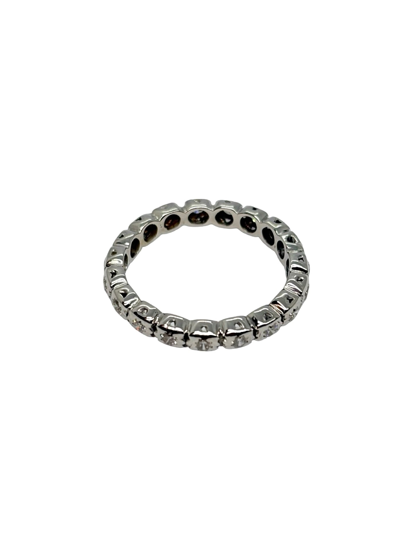 Alliance tour complet en or blanc 18K avec anneau serti de diamants pour un poids total de 0,40 carat. Son tour d'éternité scrupuleusement travaillé offre une brillance continue tout autour du doigt, mettant en valeur l'éclat pur des pierres et la finesse de la monture. Cette alliance de seconde main est en très bon état, contrôlée en interne et livrée dans son écrin. Un bijou de joaillerie classique et intemporel disponible à Paris.