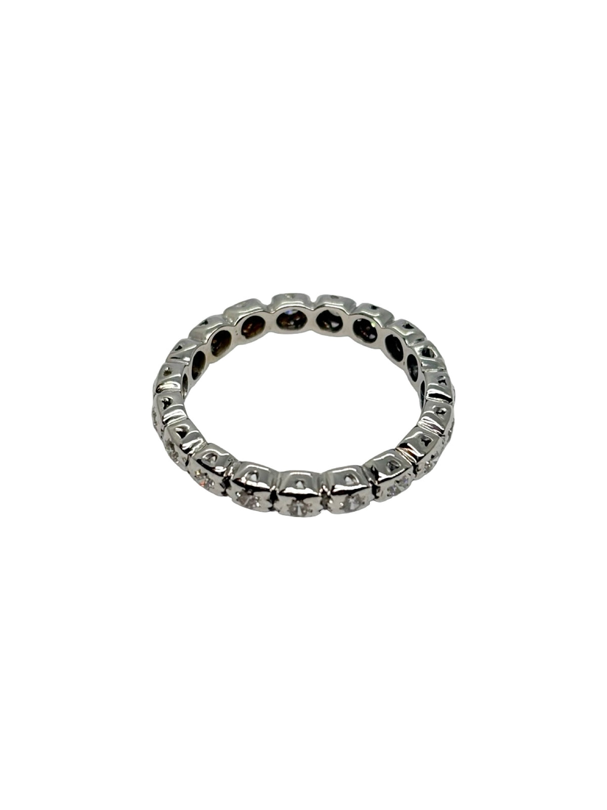 Alliance tour complet en or blanc 18K avec anneau serti de diamants pour un poids total de 0,40 carat. Son tour d'éternité scrupuleusement travaillé offre une brillance continue tout autour du doigt, mettant en valeur l'éclat pur des pierres et la finesse de la monture. Cette alliance de seconde main est en très bon état, contrôlée en interne et livrée dans son écrin. Un bijou de joaillerie classique et intemporel disponible à Paris.