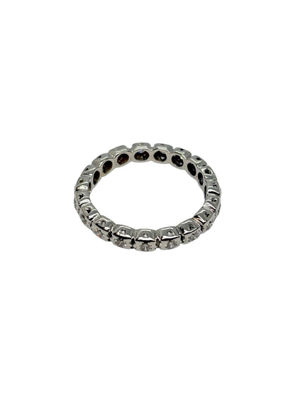 Alliance tour complet en or blanc 18K avec anneau serti de diamants pour un poids total de 0,40 carat. Son tour d'éternité scrupuleusement travaillé offre une brillance continue tout autour du doigt, mettant en valeur l'éclat pur des pierres et la finesse de la monture. Cette alliance de seconde main est en très bon état, contrôlée en interne et livrée dans son écrin. Un bijou de joaillerie classique et intemporel disponible à Paris.