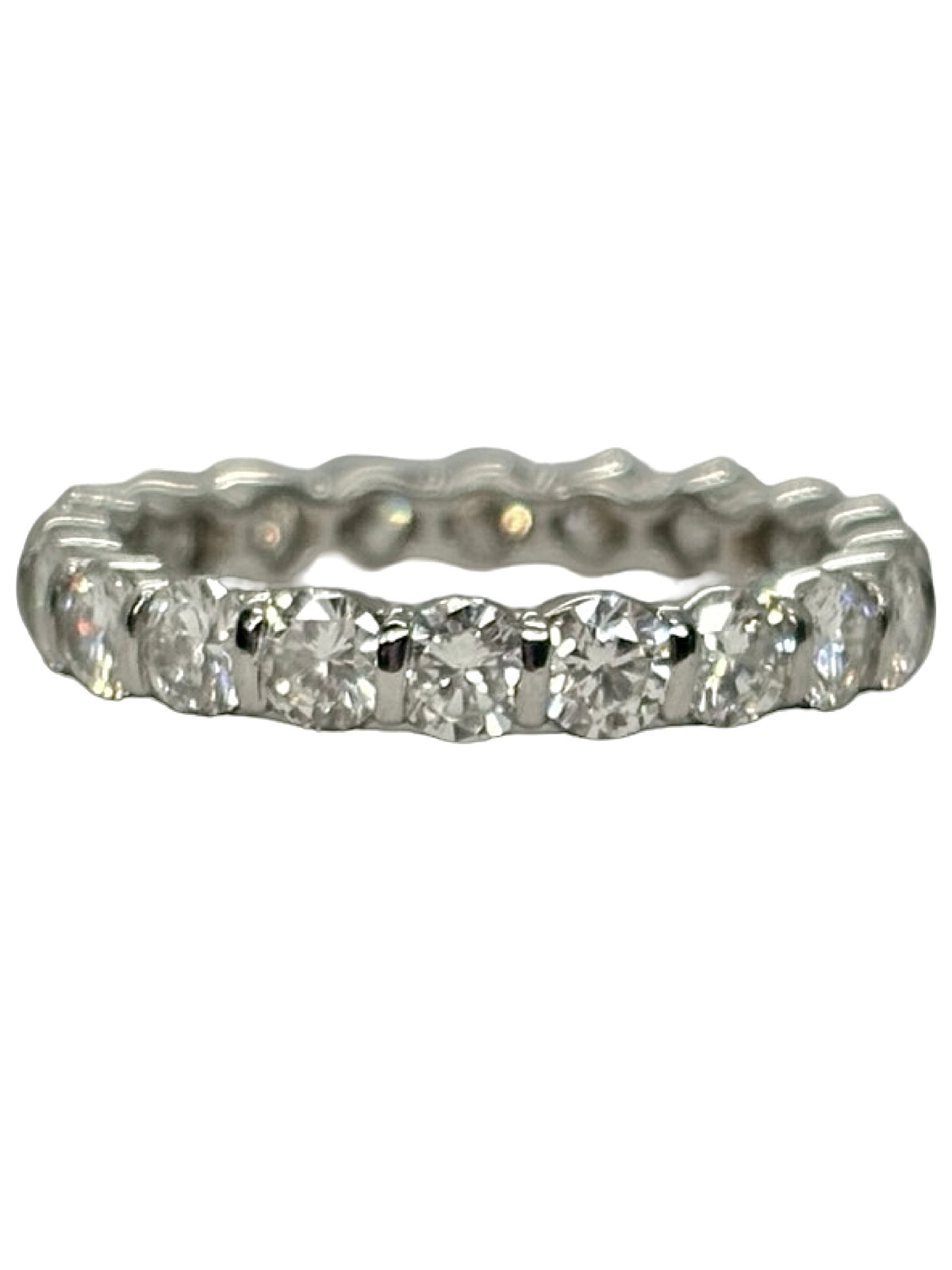 Alliance tour complet en or blanc 18K (750 millièmes) sertie de diamants naturels pour un poids total de 2,40 carats. Cette bague éternité séduit par son pavage étincelant qui entoure entièrement le doigt, offrant une brillance continue et élégante. Idéale pour célébrer un mariage, un anniversaire ou une occasion spéciale, cette alliance en diamants allie raffinement et intemporalité. Un bijou précieux au style classique, parfait pour sublimer chaque main et accompagner tous les moments de vie.