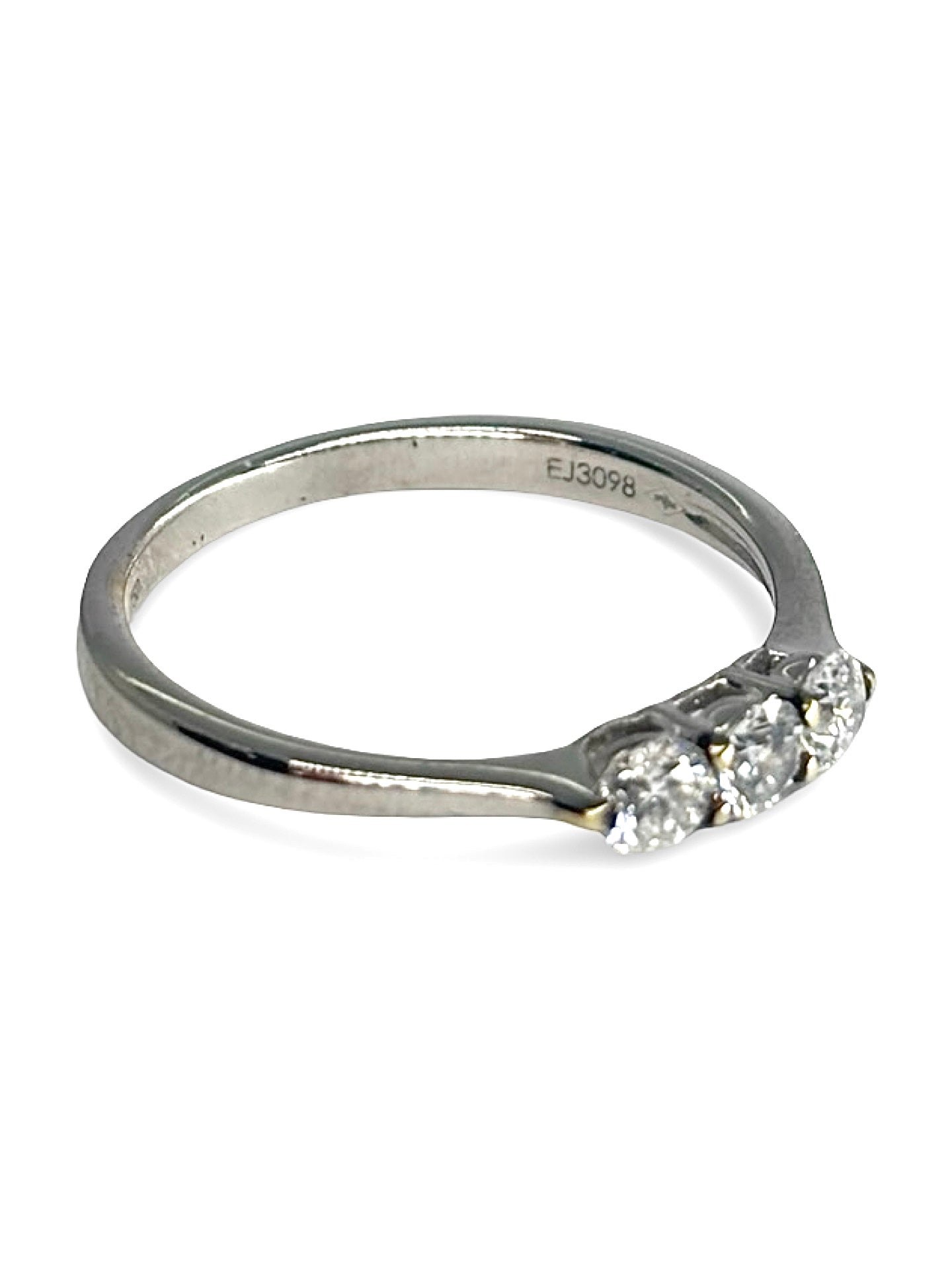 Alliance Du Nouveau Monde ring en or blanc 18 carats signée Mauboussin, sertie de diamants totalisant 0,36 carat. Son design raffiné et contemporain met en valeur l’éclat des pierres et la pureté de l’or blanc. Élégante et lumineuse, cette alliance symbolise l’amour et l’élégance intemporelle, parfaite pour un engagement ou un mariage.