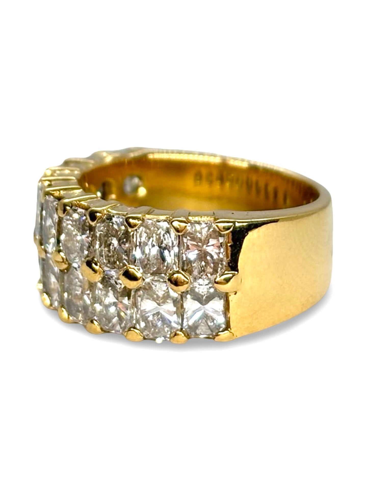 Alliance en or jaune 18 carats sertie de diamants totalisant 6 carats. Ce bijou raffiné allie l’éclat chaleureux de l’or jaune à la brillance intense des diamants, offrant une bague élégante et précieuse. Idéale pour symboliser un engagement ou enrichir une collection de joaillerie, elle séduit par son design intemporel et luxueux.