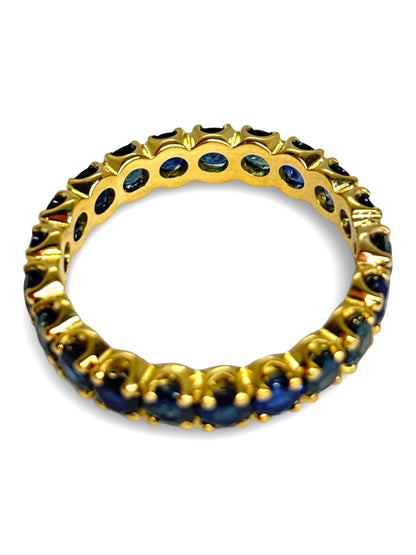 Alliance en or jaune 18 carats sertie de saphirs pour un total de 3 carats. Cette bague précieuse allie l’éclat chaleureux de l’or jaune à la profondeur lumineuse des saphirs, offrant un bijou raffiné et élégant. Idéale pour symboliser l’union ou enrichir une collection de joaillerie, elle séduit par son design intemporel et sophistiqué.