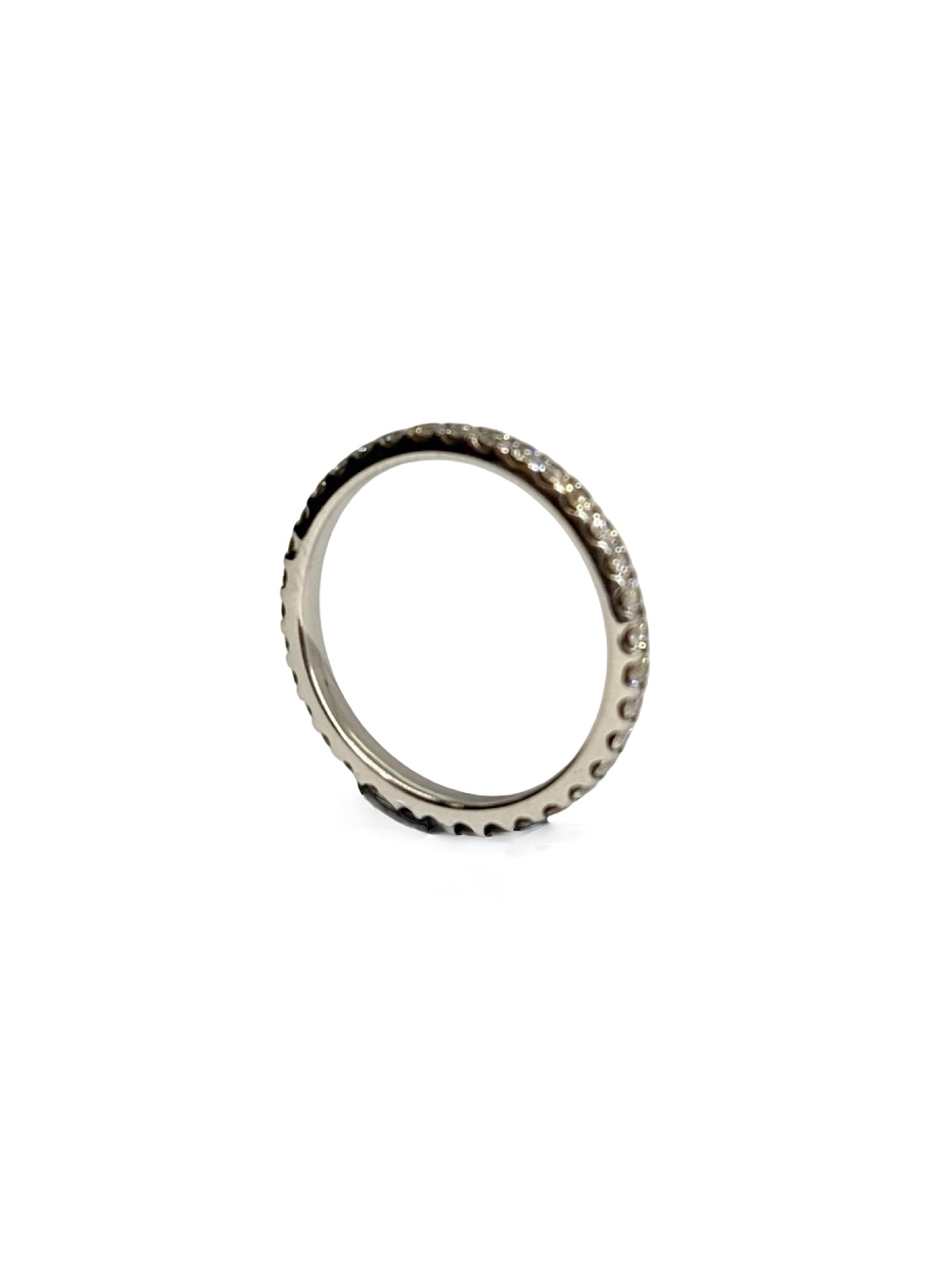 Alliance tour complet en or blanc 18K (750/1000) sertie de diamants naturels pour un total de 1,20 carat. Ce anneau de mariage pour femme haut de gamme arbore un serti rail élégant qui met en valeur le scintillement des pierres précieux tout autour du doigt. Bijou de mariage intemporel et raffiné, parfait comme bague de fiançailles ou cadeau d'anniversaire. Fabrication joaillerie fine, alliance diamants or blanc 1,20 ct idéal pour sublimer une main avec éclat.