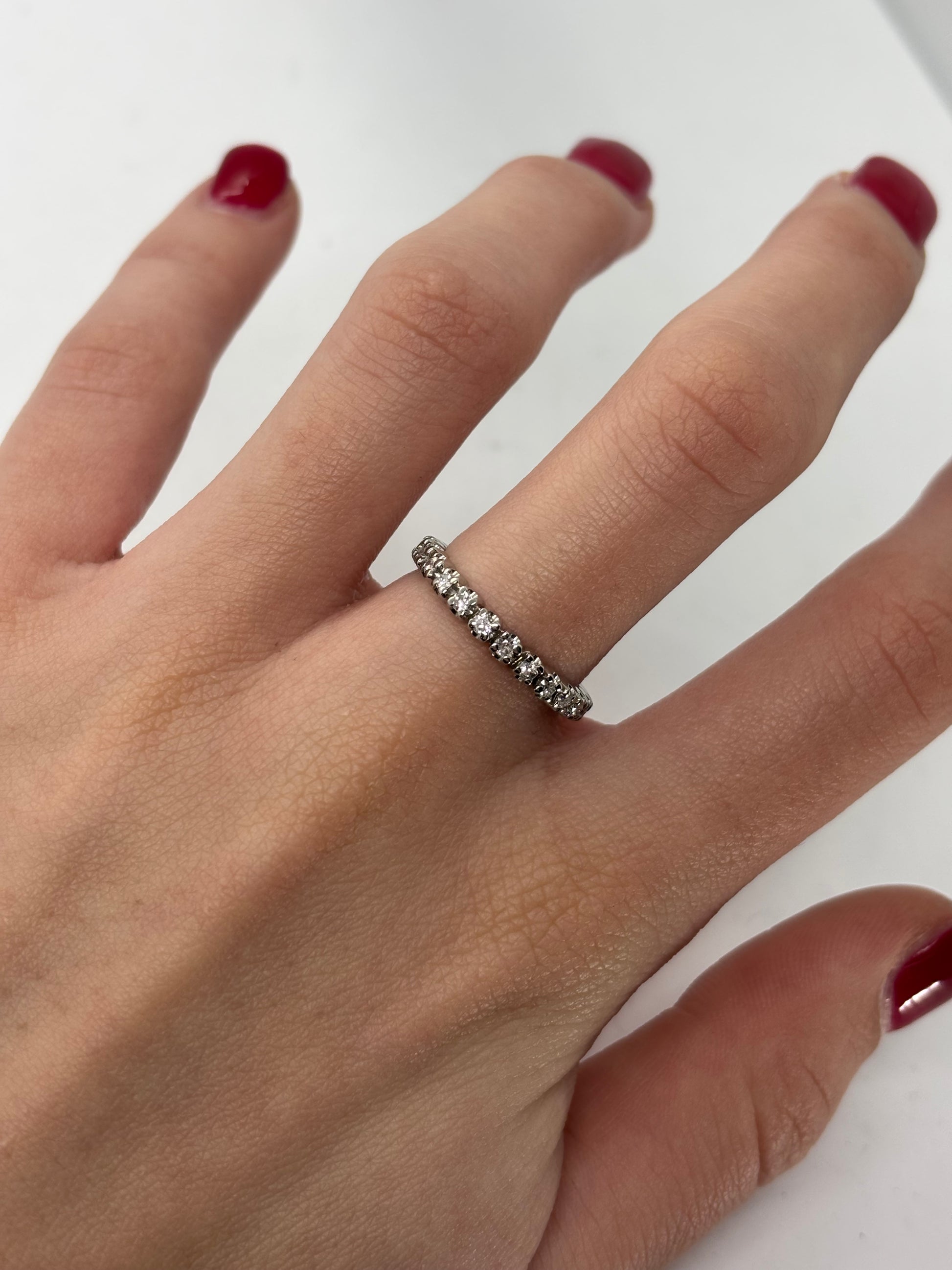Alliance tour complet en or blanc 18K sublimée par un sertissage continu de diamants totalisant 0,70 carat. Élégante et intemporelle, cette bague éternité séduit par son éclat raffiné et son design délicat. Idéale pour célébrer un engagement, un anniversaire ou un moment précieux, elle incarne le luxe discret et la sophistication de la haute joaillerie.