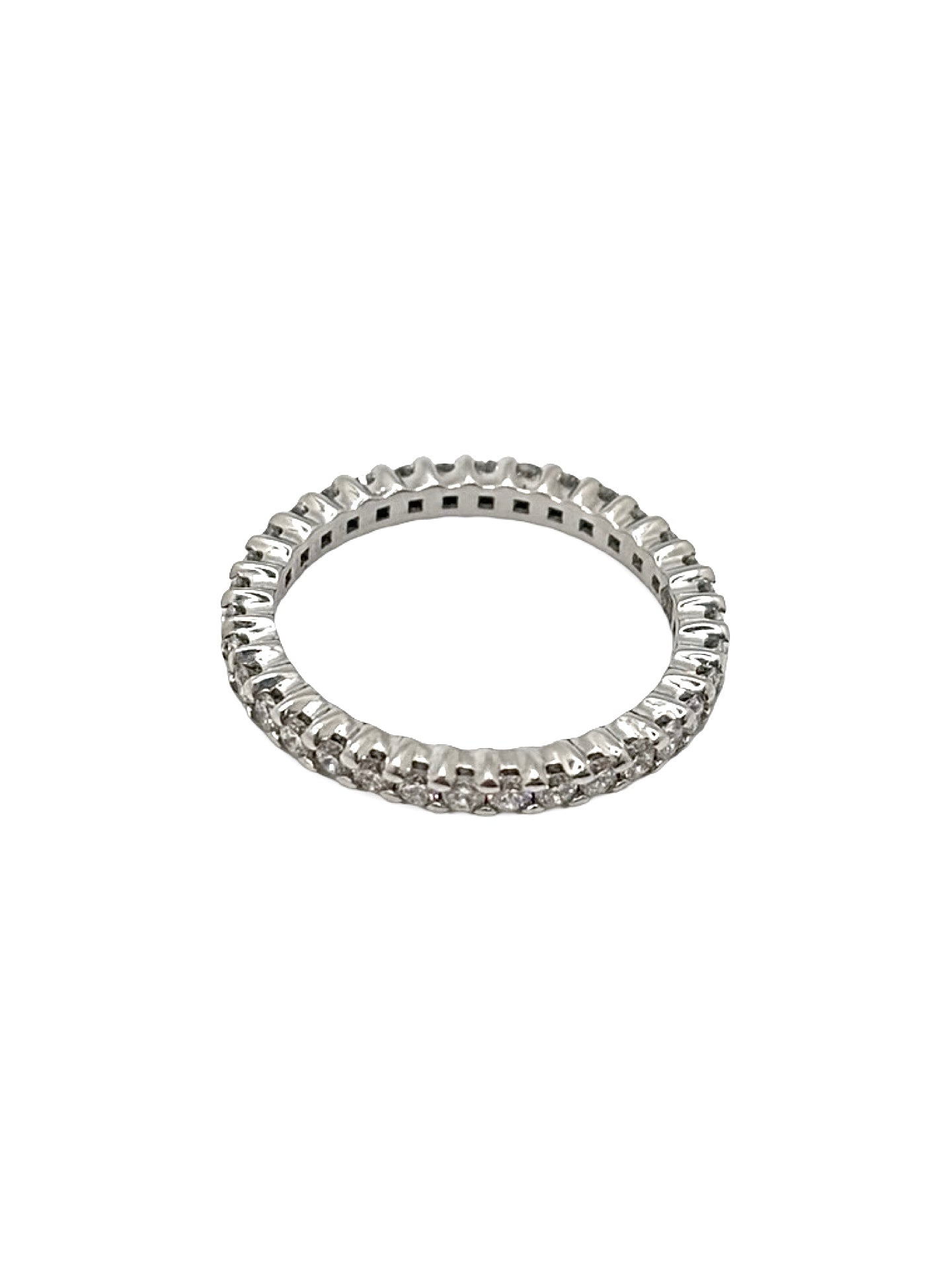 Alliance tour complet en or blanc 18 carats sertie de diamants pour un poids total de 0,90 carat. Cette bague éternité séduit par son éclat continu et son design raffiné, idéal pour célébrer un mariage, un anniversaire ou une occasion spéciale. Les diamants disposés sur tout le pourtour offrent une brillance exceptionnelle, tandis que l'or blanc 18K met en valeur chaque pierre avec élégance et intemporalité.