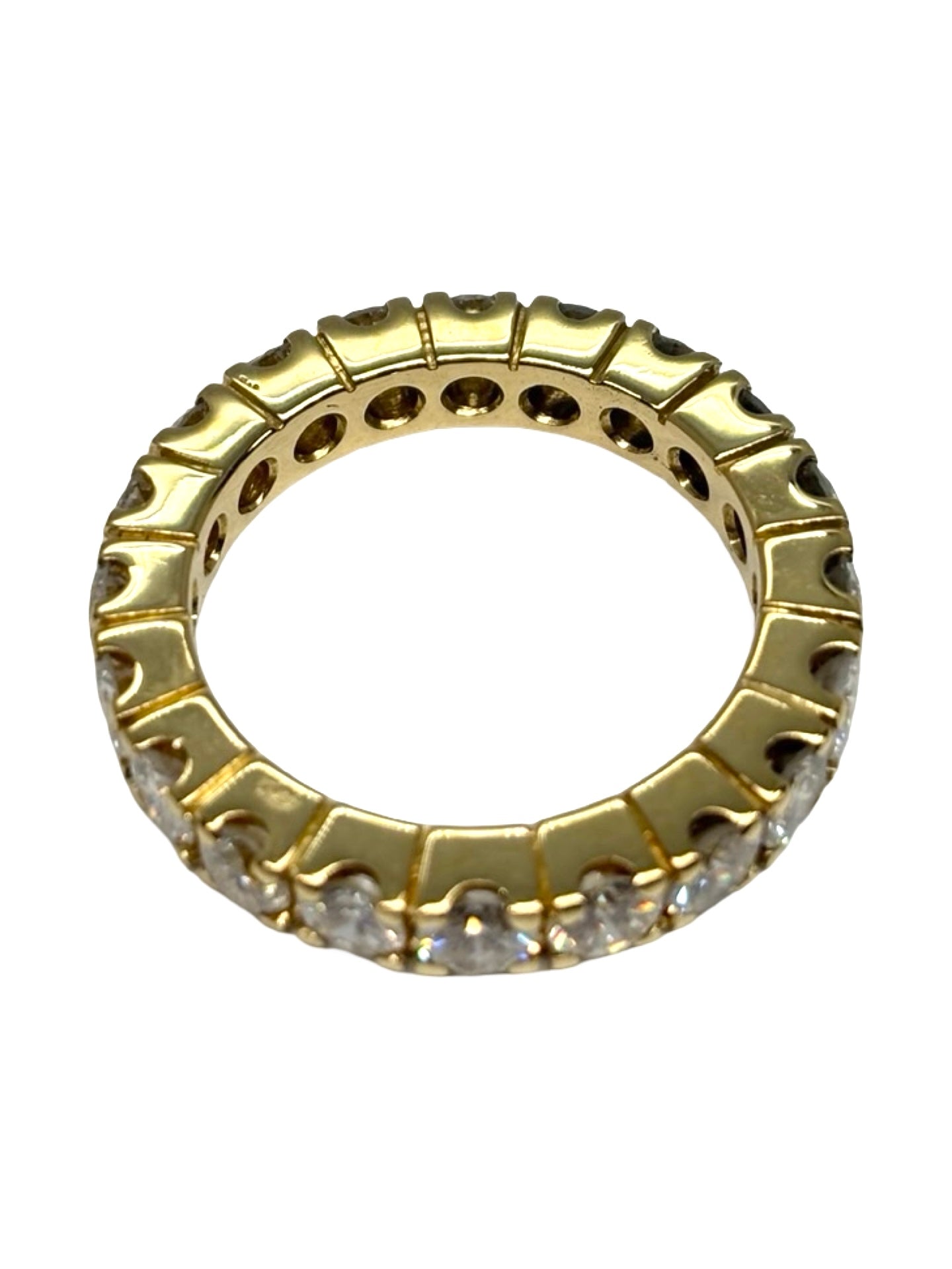 Alliance tour complet en or jaune 18 carats sertie de diamants pour un poids total de 2,40 carats. Ce bijou luxueux séduit par son éclat continu et la brillance intense de ses diamants. Idéale comme alliance ou bague de prestige, elle allie élégance, sophistication et style intemporel, offrant une touche précieuse et lumineuse au doigt pour chaque occasion.