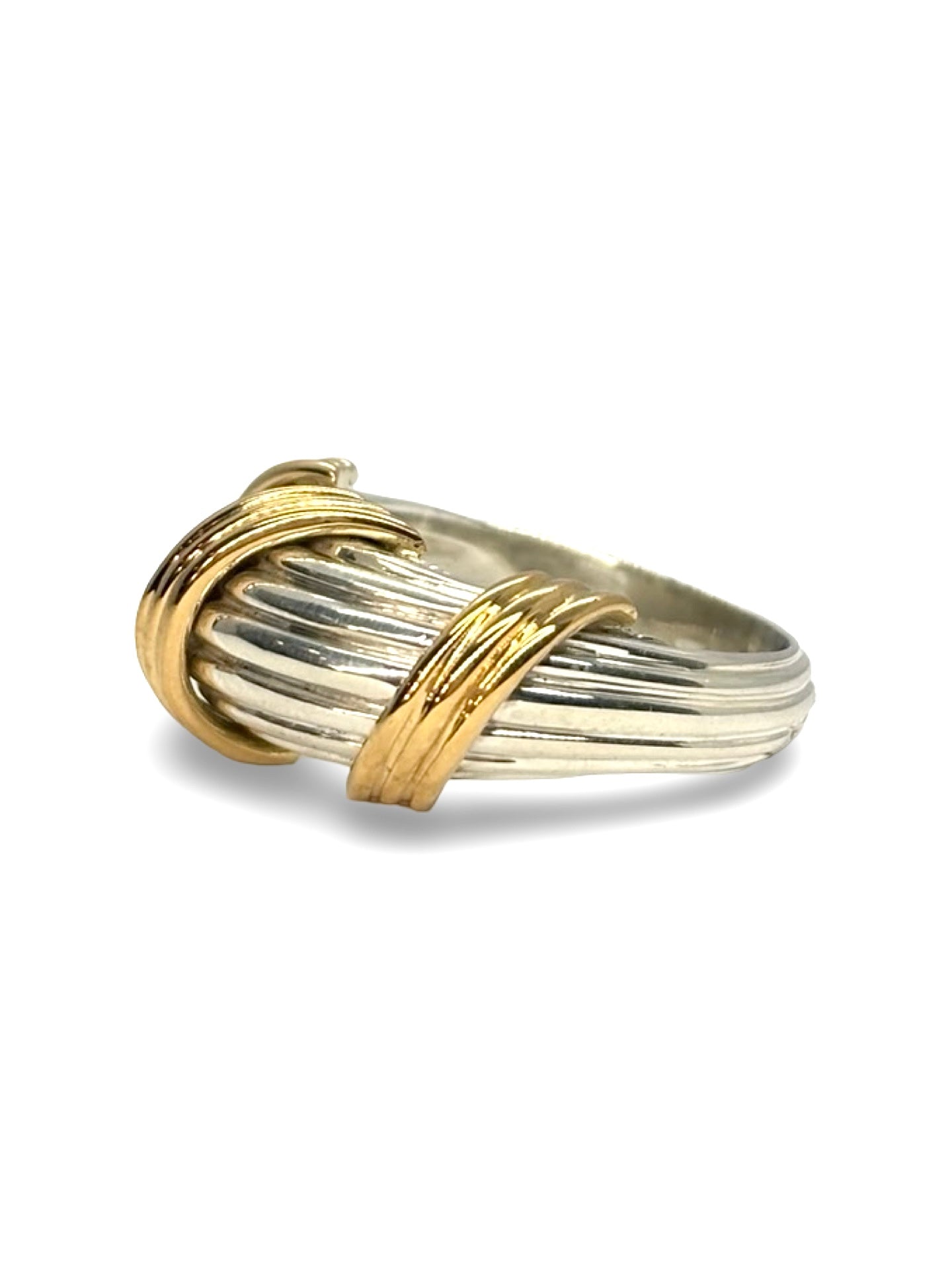 Bague Hermès vintage en or jaune 18 carats et argent 925 au design emblématique et intemporel. Ce bijou de luxe associe la chaleur de l’or jaune à l’élégance de l’argent massif pour un style raffiné et authentique. Idéale pour les amateurs de bijoux vintage et de pièces de collection, cette bague Hermès se porte au quotidien ou lors d’occasions spéciales et s’accorde facilement avec d’autres bijoux en or ou en argent.