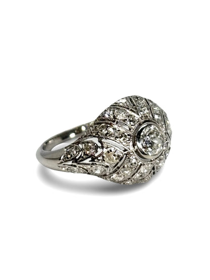 Bague ancienne en or blanc 18K sertie de diamants totalisant 0,75 carat. Ce bijou raffiné allie élégance intemporelle et savoir-faire joaillier. Son design classique met en valeur l’éclat des diamants, offrant une pièce unique, idéale pour une demande en mariage, une occasion spéciale ou pour enrichir une collection de joaillerie vintage.
